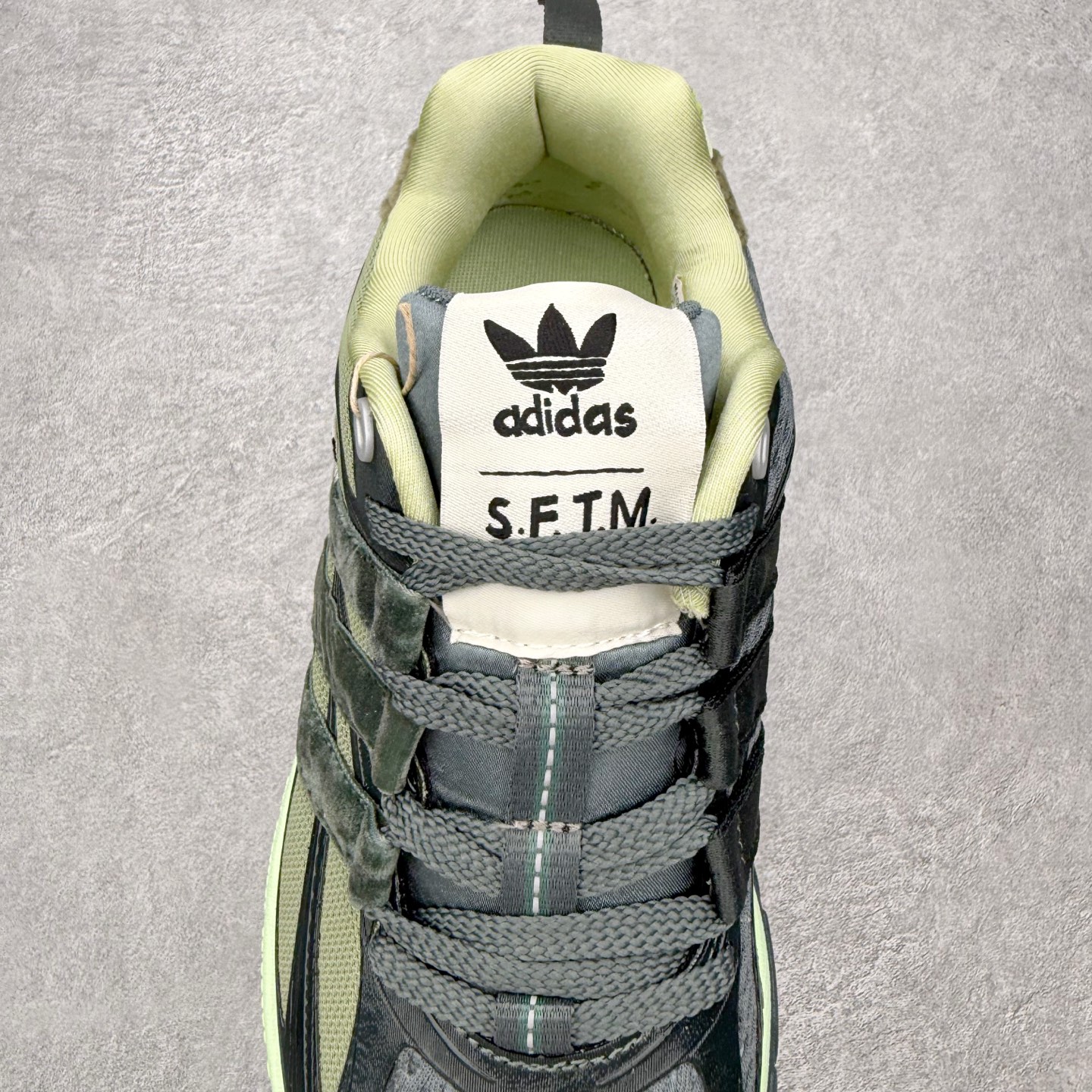 图片[5]-＃HZ SFTM x AD Originals ADISTAR CUSHION 004 联名复古舒适防滑耐磨低帮生活休闲鞋 JH9008 SFTM将黑暗浪漫主义融入至鞋款当中，既有文艺复兴和维多利亚时代的优雅、古典，又加入了现代叛逆元素，创造出一种历史感与现代特色相互交融的设计。质感一直都是这个系列的拿手强项，整个鞋身可以看到缎面、网眼、马毛和绒面革等丰富材质，结合富有光泽的 TPU 结构，带来无与伦比的层次感和质感。提到叛逆元素，这次 SFTM 高调地将联名专属 Logo 呈现在巨大的织唛上，抽象扭曲的三叶草释放独特的街头美学。后跟更是质感层次集中的一个区域，仿佛是在对鞋面做了一个总结。外底方面，保持了 ADISTAR Cushion 的运动基因，轮胎般的复古纹理，带来强大的耐用性和防滑。尺码：36 36.5 37.5 38 38.5 39 40 40.5 41 42 42.5 43 44 44.5 45-选品中心