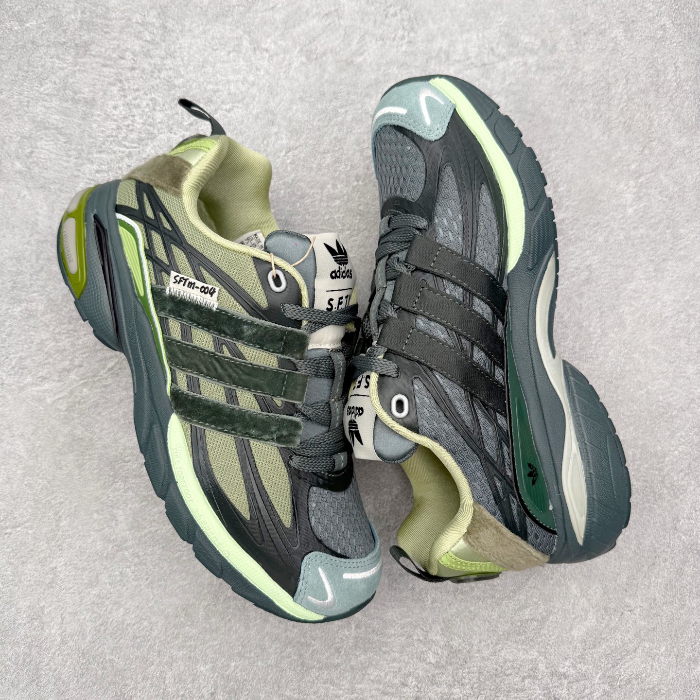 图片[3]-＃HZ SFTM x AD Originals ADISTAR CUSHION 004 联名复古舒适防滑耐磨低帮生活休闲鞋 JH9008 SFTM将黑暗浪漫主义融入至鞋款当中，既有文艺复兴和维多利亚时代的优雅、古典，又加入了现代叛逆元素，创造出一种历史感与现代特色相互交融的设计。质感一直都是这个系列的拿手强项，整个鞋身可以看到缎面、网眼、马毛和绒面革等丰富材质，结合富有光泽的 TPU 结构，带来无与伦比的层次感和质感。提到叛逆元素，这次 SFTM 高调地将联名专属 Logo 呈现在巨大的织唛上，抽象扭曲的三叶草释放独特的街头美学。后跟更是质感层次集中的一个区域，仿佛是在对鞋面做了一个总结。外底方面，保持了 ADISTAR Cushion 的运动基因，轮胎般的复古纹理，带来强大的耐用性和防滑。尺码：36 36.5 37.5 38 38.5 39 40 40.5 41 42 42.5 43 44 44.5 45-选品中心