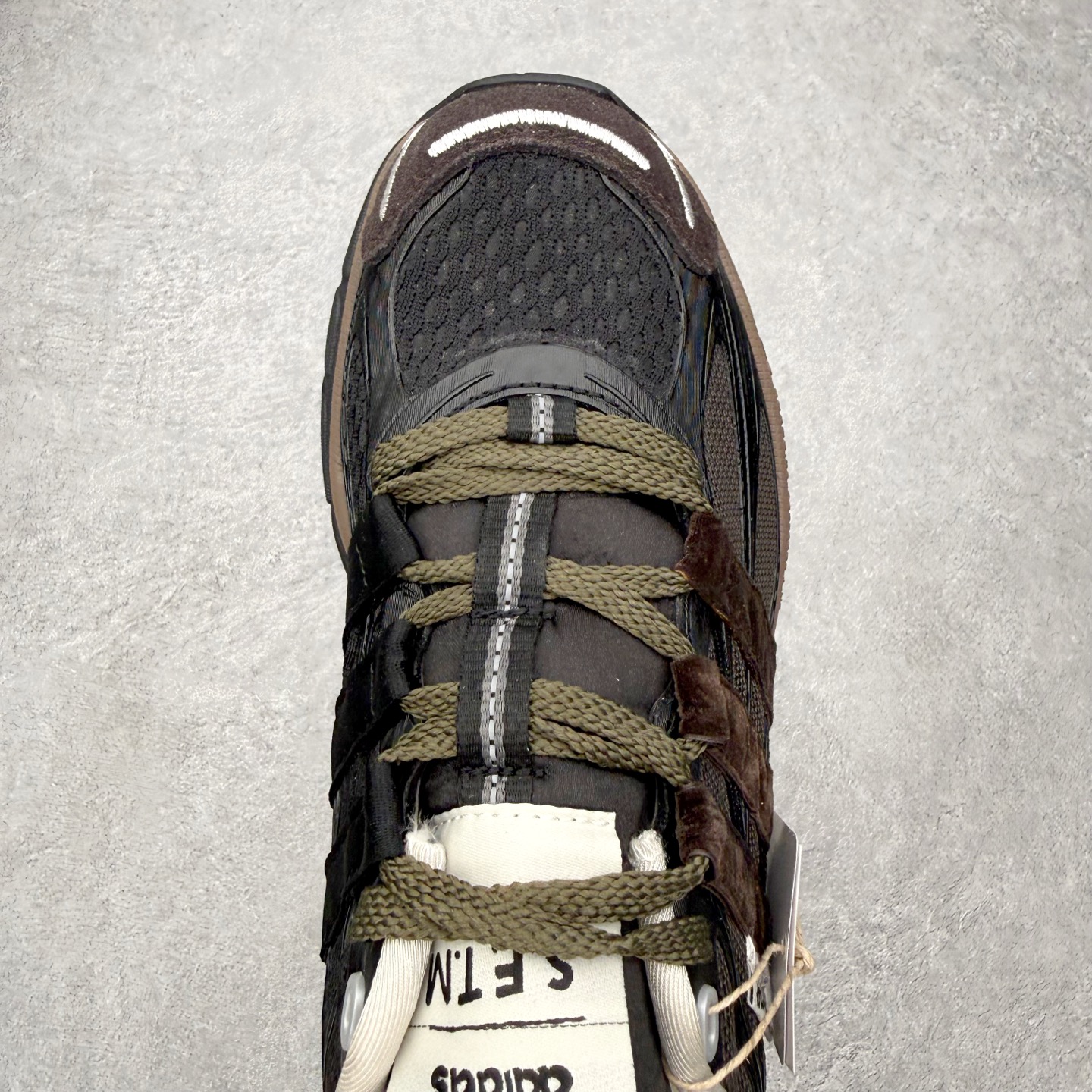 图片[4]-＃HZ SFTM x AD Originals ADISTAR CUSHION 004 联名复古舒适防滑耐磨低帮生活休闲鞋 JH9007 SFTM将黑暗浪漫主义融入至鞋款当中，既有文艺复兴和维多利亚时代的优雅、古典，又加入了现代叛逆元素，创造出一种历史感与现代特色相互交融的设计。质感一直都是这个系列的拿手强项，整个鞋身可以看到缎面、网眼、马毛和绒面革等丰富材质，结合富有光泽的 TPU 结构，带来无与伦比的层次感和质感。提到叛逆元素，这次 SFTM 高调地将联名专属 Logo 呈现在巨大的织唛上，抽象扭曲的三叶草释放独特的街头美学。后跟更是质感层次集中的一个区域，仿佛是在对鞋面做了一个总结。外底方面，保持了 ADISTAR Cushion 的运动基因，轮胎般的复古纹理，带来强大的耐用性和防滑。尺码：36 36.5 37.5 38 38.5 39 40 40.5 41 42 42.5 43 44 44.5 45-选品中心