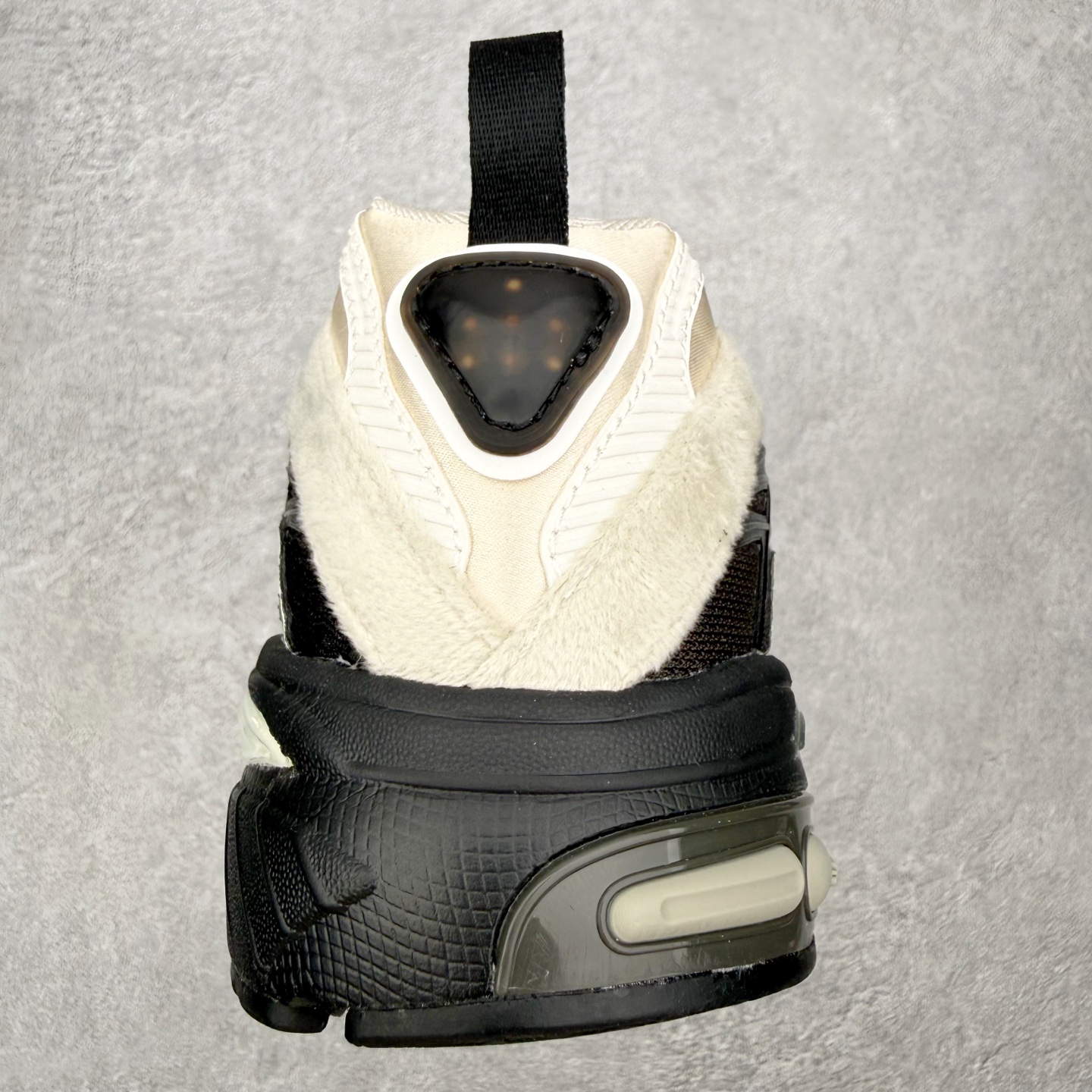 图片[8]-＃HZ SFTM x AD Originals ADISTAR CUSHION 004 联名复古舒适防滑耐磨低帮生活休闲鞋 JH9007 SFTM将黑暗浪漫主义融入至鞋款当中，既有文艺复兴和维多利亚时代的优雅、古典，又加入了现代叛逆元素，创造出一种历史感与现代特色相互交融的设计。质感一直都是这个系列的拿手强项，整个鞋身可以看到缎面、网眼、马毛和绒面革等丰富材质，结合富有光泽的 TPU 结构，带来无与伦比的层次感和质感。提到叛逆元素，这次 SFTM 高调地将联名专属 Logo 呈现在巨大的织唛上，抽象扭曲的三叶草释放独特的街头美学。后跟更是质感层次集中的一个区域，仿佛是在对鞋面做了一个总结。外底方面，保持了 ADISTAR Cushion 的运动基因，轮胎般的复古纹理，带来强大的耐用性和防滑。尺码：36 36.5 37.5 38 38.5 39 40 40.5 41 42 42.5 43 44 44.5 45-选品中心