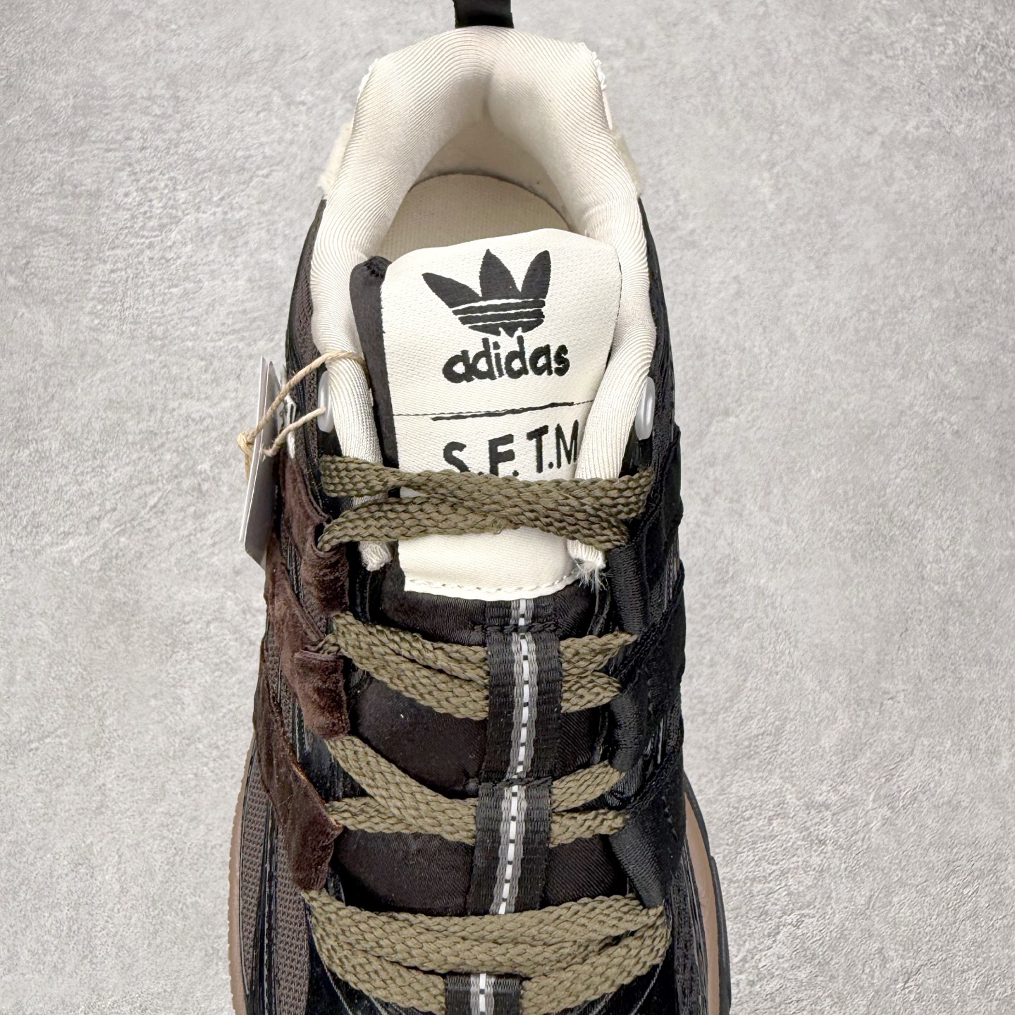 图片[5]-＃HZ SFTM x AD Originals ADISTAR CUSHION 004 联名复古舒适防滑耐磨低帮生活休闲鞋 JH9007 SFTM将黑暗浪漫主义融入至鞋款当中，既有文艺复兴和维多利亚时代的优雅、古典，又加入了现代叛逆元素，创造出一种历史感与现代特色相互交融的设计。质感一直都是这个系列的拿手强项，整个鞋身可以看到缎面、网眼、马毛和绒面革等丰富材质，结合富有光泽的 TPU 结构，带来无与伦比的层次感和质感。提到叛逆元素，这次 SFTM 高调地将联名专属 Logo 呈现在巨大的织唛上，抽象扭曲的三叶草释放独特的街头美学。后跟更是质感层次集中的一个区域，仿佛是在对鞋面做了一个总结。外底方面，保持了 ADISTAR Cushion 的运动基因，轮胎般的复古纹理，带来强大的耐用性和防滑。尺码：36 36.5 37.5 38 38.5 39 40 40.5 41 42 42.5 43 44 44.5 45-选品中心