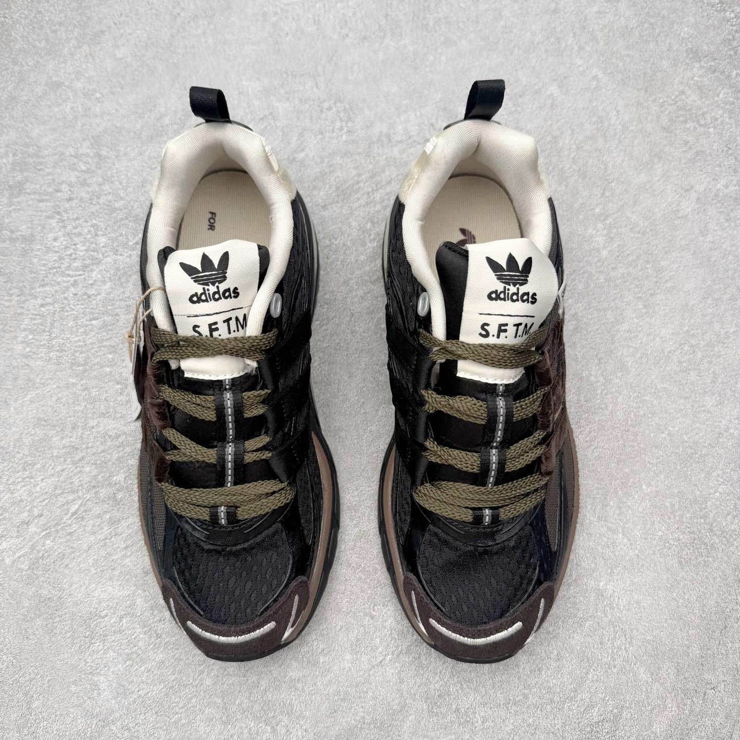 图片[2]-＃HZ SFTM x AD Originals ADISTAR CUSHION 004 联名复古舒适防滑耐磨低帮生活休闲鞋 JH9007 SFTM将黑暗浪漫主义融入至鞋款当中，既有文艺复兴和维多利亚时代的优雅、古典，又加入了现代叛逆元素，创造出一种历史感与现代特色相互交融的设计。质感一直都是这个系列的拿手强项，整个鞋身可以看到缎面、网眼、马毛和绒面革等丰富材质，结合富有光泽的 TPU 结构，带来无与伦比的层次感和质感。提到叛逆元素，这次 SFTM 高调地将联名专属 Logo 呈现在巨大的织唛上，抽象扭曲的三叶草释放独特的街头美学。后跟更是质感层次集中的一个区域，仿佛是在对鞋面做了一个总结。外底方面，保持了 ADISTAR Cushion 的运动基因，轮胎般的复古纹理，带来强大的耐用性和防滑。尺码：36 36.5 37.5 38 38.5 39 40 40.5 41 42 42.5 43 44 44.5 45-选品中心