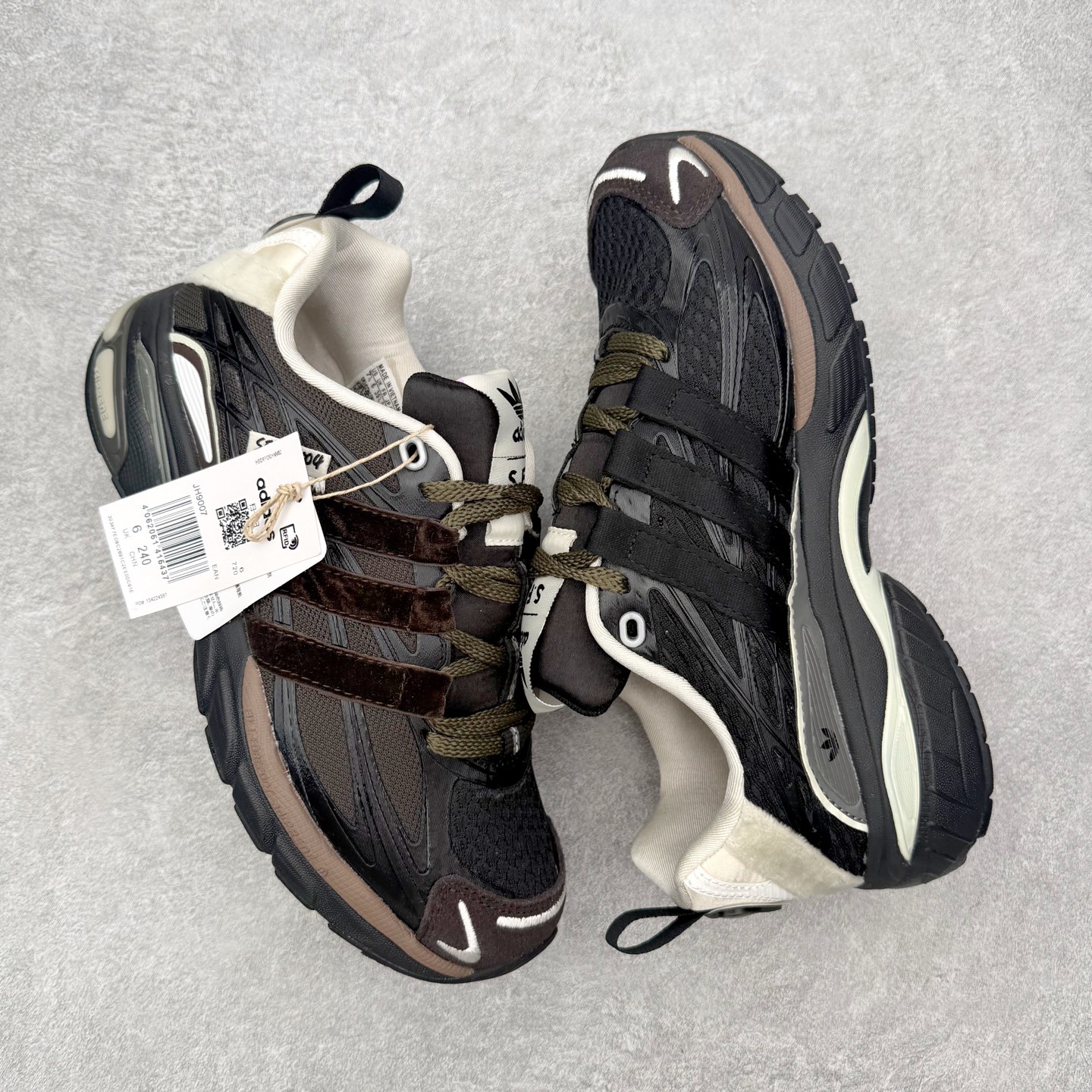 图片[3]-＃HZ SFTM x AD Originals ADISTAR CUSHION 004 联名复古舒适防滑耐磨低帮生活休闲鞋 JH9007 SFTM将黑暗浪漫主义融入至鞋款当中，既有文艺复兴和维多利亚时代的优雅、古典，又加入了现代叛逆元素，创造出一种历史感与现代特色相互交融的设计。质感一直都是这个系列的拿手强项，整个鞋身可以看到缎面、网眼、马毛和绒面革等丰富材质，结合富有光泽的 TPU 结构，带来无与伦比的层次感和质感。提到叛逆元素，这次 SFTM 高调地将联名专属 Logo 呈现在巨大的织唛上，抽象扭曲的三叶草释放独特的街头美学。后跟更是质感层次集中的一个区域，仿佛是在对鞋面做了一个总结。外底方面，保持了 ADISTAR Cushion 的运动基因，轮胎般的复古纹理，带来强大的耐用性和防滑。尺码：36 36.5 37.5 38 38.5 39 40 40.5 41 42 42.5 43 44 44.5 45-选品中心