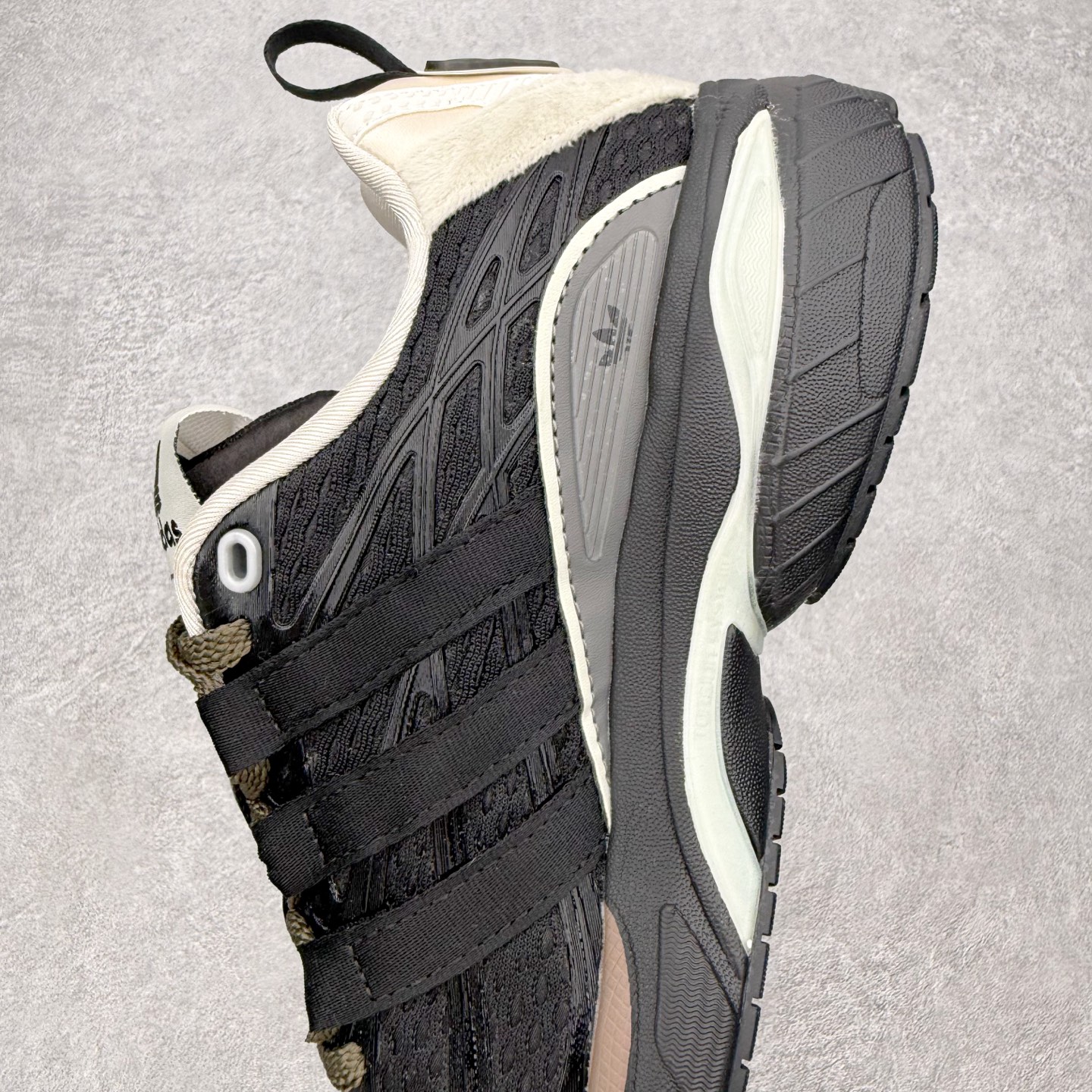 图片[7]-＃HZ SFTM x AD Originals ADISTAR CUSHION 004 联名复古舒适防滑耐磨低帮生活休闲鞋 JH9007 SFTM将黑暗浪漫主义融入至鞋款当中，既有文艺复兴和维多利亚时代的优雅、古典，又加入了现代叛逆元素，创造出一种历史感与现代特色相互交融的设计。质感一直都是这个系列的拿手强项，整个鞋身可以看到缎面、网眼、马毛和绒面革等丰富材质，结合富有光泽的 TPU 结构，带来无与伦比的层次感和质感。提到叛逆元素，这次 SFTM 高调地将联名专属 Logo 呈现在巨大的织唛上，抽象扭曲的三叶草释放独特的街头美学。后跟更是质感层次集中的一个区域，仿佛是在对鞋面做了一个总结。外底方面，保持了 ADISTAR Cushion 的运动基因，轮胎般的复古纹理，带来强大的耐用性和防滑。尺码：36 36.5 37.5 38 38.5 39 40 40.5 41 42 42.5 43 44 44.5 45-选品中心