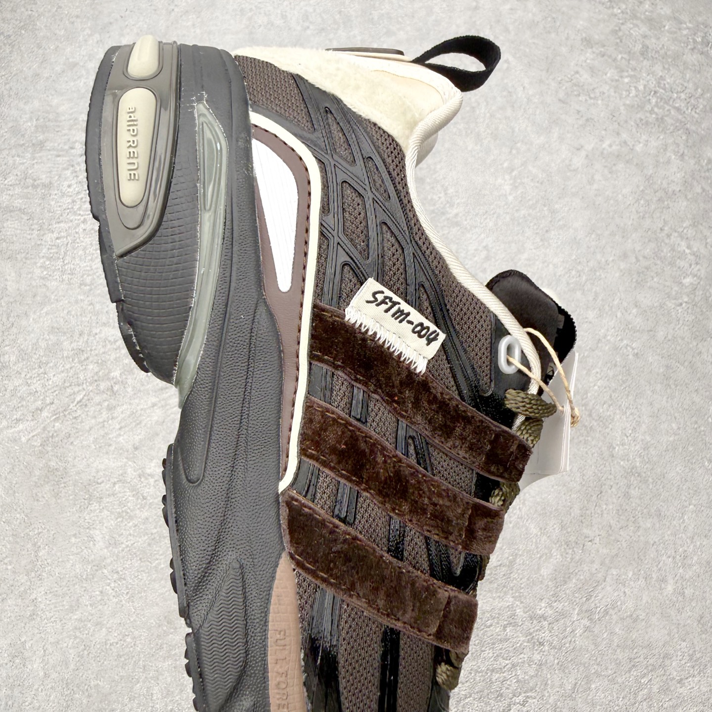 图片[6]-＃HZ SFTM x AD Originals ADISTAR CUSHION 004 联名复古舒适防滑耐磨低帮生活休闲鞋 JH9007 SFTM将黑暗浪漫主义融入至鞋款当中，既有文艺复兴和维多利亚时代的优雅、古典，又加入了现代叛逆元素，创造出一种历史感与现代特色相互交融的设计。质感一直都是这个系列的拿手强项，整个鞋身可以看到缎面、网眼、马毛和绒面革等丰富材质，结合富有光泽的 TPU 结构，带来无与伦比的层次感和质感。提到叛逆元素，这次 SFTM 高调地将联名专属 Logo 呈现在巨大的织唛上，抽象扭曲的三叶草释放独特的街头美学。后跟更是质感层次集中的一个区域，仿佛是在对鞋面做了一个总结。外底方面，保持了 ADISTAR Cushion 的运动基因，轮胎般的复古纹理，带来强大的耐用性和防滑。尺码：36 36.5 37.5 38 38.5 39 40 40.5 41 42 42.5 43 44 44.5 45-选品中心