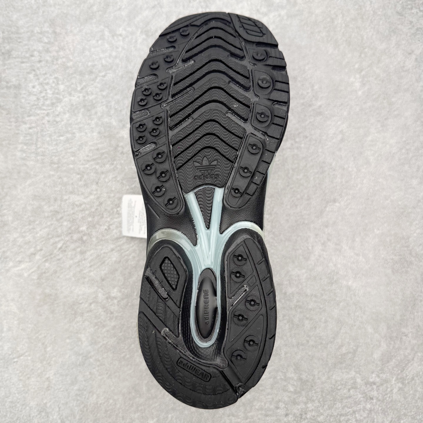 图片[9]-＃HZ SFTM x AD Originals ADISTAR CUSHION 004 联名复古舒适防滑耐磨低帮生活休闲鞋 JH9007 SFTM将黑暗浪漫主义融入至鞋款当中，既有文艺复兴和维多利亚时代的优雅、古典，又加入了现代叛逆元素，创造出一种历史感与现代特色相互交融的设计。质感一直都是这个系列的拿手强项，整个鞋身可以看到缎面、网眼、马毛和绒面革等丰富材质，结合富有光泽的 TPU 结构，带来无与伦比的层次感和质感。提到叛逆元素，这次 SFTM 高调地将联名专属 Logo 呈现在巨大的织唛上，抽象扭曲的三叶草释放独特的街头美学。后跟更是质感层次集中的一个区域，仿佛是在对鞋面做了一个总结。外底方面，保持了 ADISTAR Cushion 的运动基因，轮胎般的复古纹理，带来强大的耐用性和防滑。尺码：36 36.5 37.5 38 38.5 39 40 40.5 41 42 42.5 43 44 44.5 45-选品中心