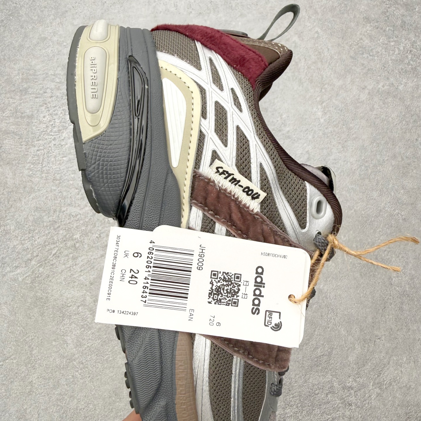 图片[6]-＃HZ SFTM x AD Originals ADISTAR CUSHION 004 联名复古舒适防滑耐磨低帮生活休闲鞋 JH9009 SFTM将黑暗浪漫主义融入至鞋款当中，既有文艺复兴和维多利亚时代的优雅、古典，又加入了现代叛逆元素，创造出一种历史感与现代特色相互交融的设计。质感一直都是这个系列的拿手强项，整个鞋身可以看到缎面、网眼、马毛和绒面革等丰富材质，结合富有光泽的 TPU 结构，带来无与伦比的层次感和质感。提到叛逆元素，这次 SFTM 高调地将联名专属 Logo 呈现在巨大的织唛上，抽象扭曲的三叶草释放独特的街头美学。后跟更是质感层次集中的一个区域，仿佛是在对鞋面做了一个总结。外底方面，保持了 ADISTAR Cushion 的运动基因，轮胎般的复古纹理，带来强大的耐用性和防滑。尺码：36 36.5 37.5 38 38.5 39 40 40.5 41 42 42.5 43 44 44.5 45-选品中心