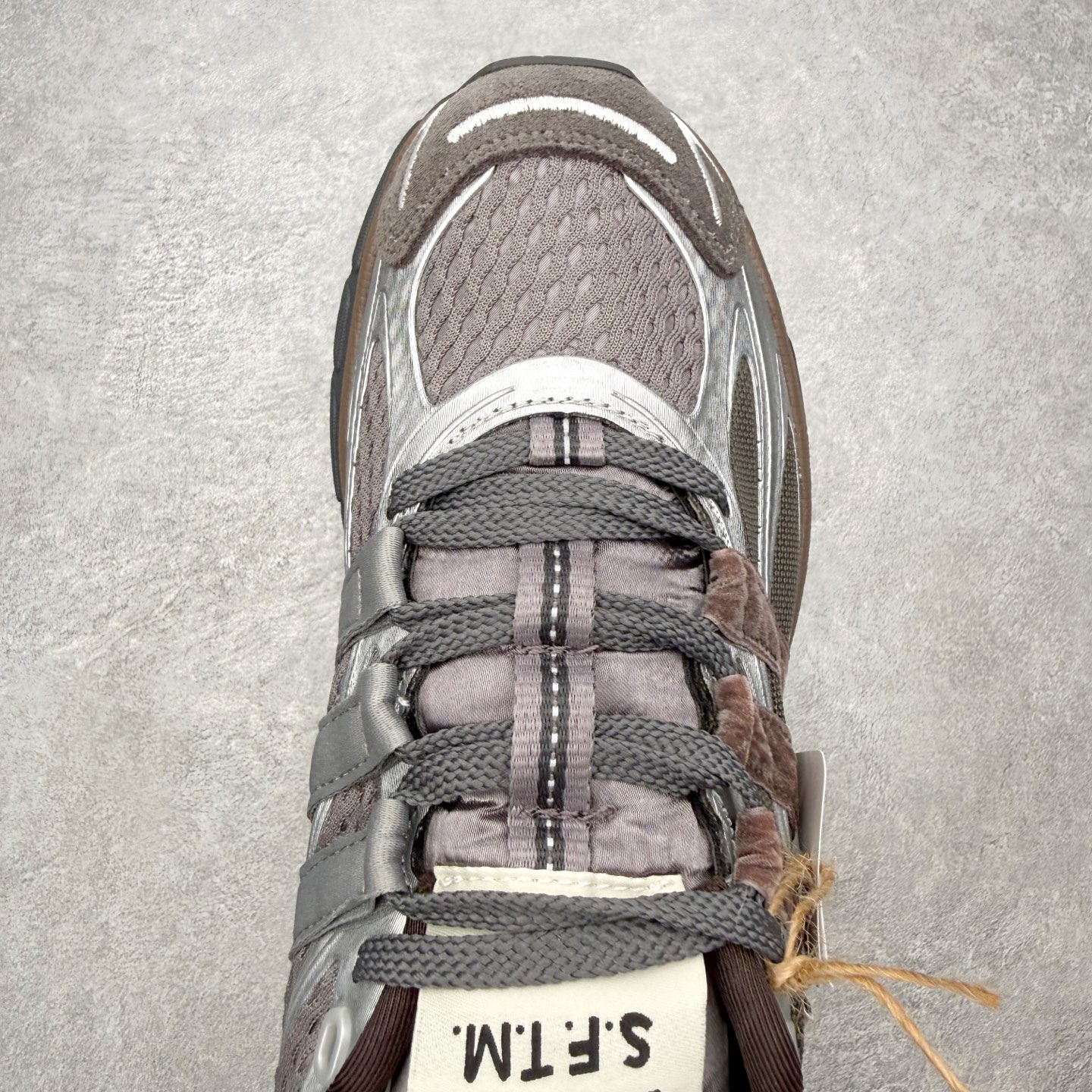 图片[4]-＃HZ SFTM x AD Originals ADISTAR CUSHION 004 联名复古舒适防滑耐磨低帮生活休闲鞋 JH9009 SFTM将黑暗浪漫主义融入至鞋款当中，既有文艺复兴和维多利亚时代的优雅、古典，又加入了现代叛逆元素，创造出一种历史感与现代特色相互交融的设计。质感一直都是这个系列的拿手强项，整个鞋身可以看到缎面、网眼、马毛和绒面革等丰富材质，结合富有光泽的 TPU 结构，带来无与伦比的层次感和质感。提到叛逆元素，这次 SFTM 高调地将联名专属 Logo 呈现在巨大的织唛上，抽象扭曲的三叶草释放独特的街头美学。后跟更是质感层次集中的一个区域，仿佛是在对鞋面做了一个总结。外底方面，保持了 ADISTAR Cushion 的运动基因，轮胎般的复古纹理，带来强大的耐用性和防滑。尺码：36 36.5 37.5 38 38.5 39 40 40.5 41 42 42.5 43 44 44.5 45-选品中心