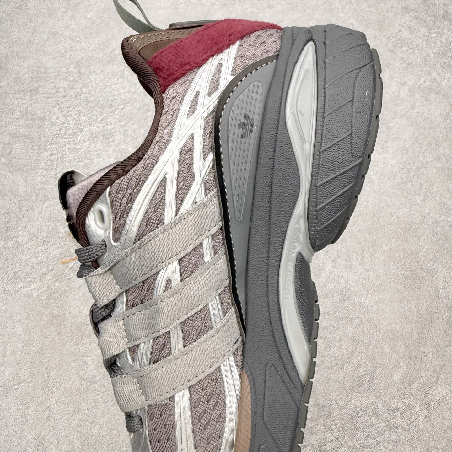 图片[7]-＃HZ SFTM x AD Originals ADISTAR CUSHION 004 联名复古舒适防滑耐磨低帮生活休闲鞋 JH9009 SFTM将黑暗浪漫主义融入至鞋款当中，既有文艺复兴和维多利亚时代的优雅、古典，又加入了现代叛逆元素，创造出一种历史感与现代特色相互交融的设计。质感一直都是这个系列的拿手强项，整个鞋身可以看到缎面、网眼、马毛和绒面革等丰富材质，结合富有光泽的 TPU 结构，带来无与伦比的层次感和质感。提到叛逆元素，这次 SFTM 高调地将联名专属 Logo 呈现在巨大的织唛上，抽象扭曲的三叶草释放独特的街头美学。后跟更是质感层次集中的一个区域，仿佛是在对鞋面做了一个总结。外底方面，保持了 ADISTAR Cushion 的运动基因，轮胎般的复古纹理，带来强大的耐用性和防滑。尺码：36 36.5 37.5 38 38.5 39 40 40.5 41 42 42.5 43 44 44.5 45-选品中心