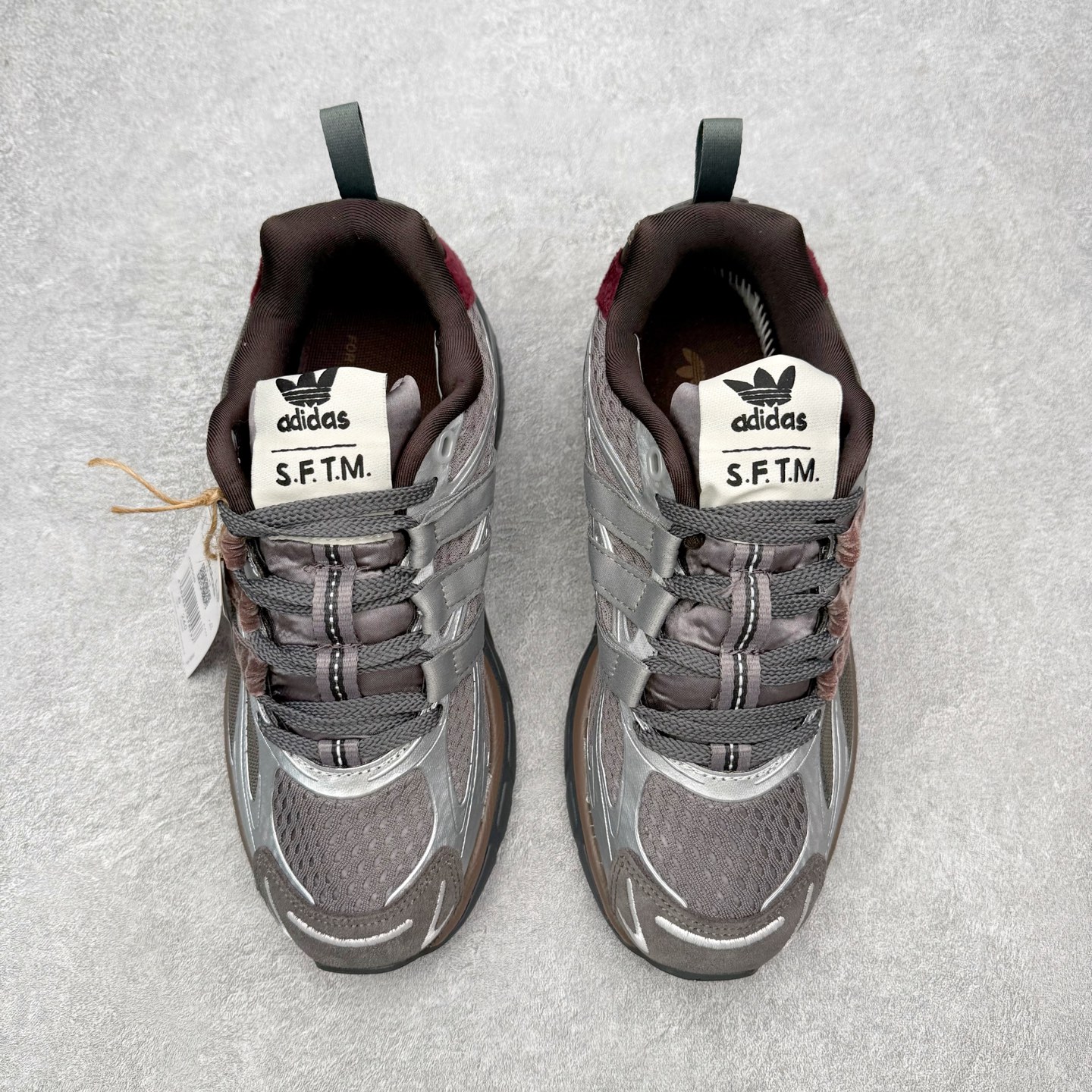 图片[2]-＃HZ SFTM x AD Originals ADISTAR CUSHION 004 联名复古舒适防滑耐磨低帮生活休闲鞋 JH9009 SFTM将黑暗浪漫主义融入至鞋款当中，既有文艺复兴和维多利亚时代的优雅、古典，又加入了现代叛逆元素，创造出一种历史感与现代特色相互交融的设计。质感一直都是这个系列的拿手强项，整个鞋身可以看到缎面、网眼、马毛和绒面革等丰富材质，结合富有光泽的 TPU 结构，带来无与伦比的层次感和质感。提到叛逆元素，这次 SFTM 高调地将联名专属 Logo 呈现在巨大的织唛上，抽象扭曲的三叶草释放独特的街头美学。后跟更是质感层次集中的一个区域，仿佛是在对鞋面做了一个总结。外底方面，保持了 ADISTAR Cushion 的运动基因，轮胎般的复古纹理，带来强大的耐用性和防滑。尺码：36 36.5 37.5 38 38.5 39 40 40.5 41 42 42.5 43 44 44.5 45-选品中心