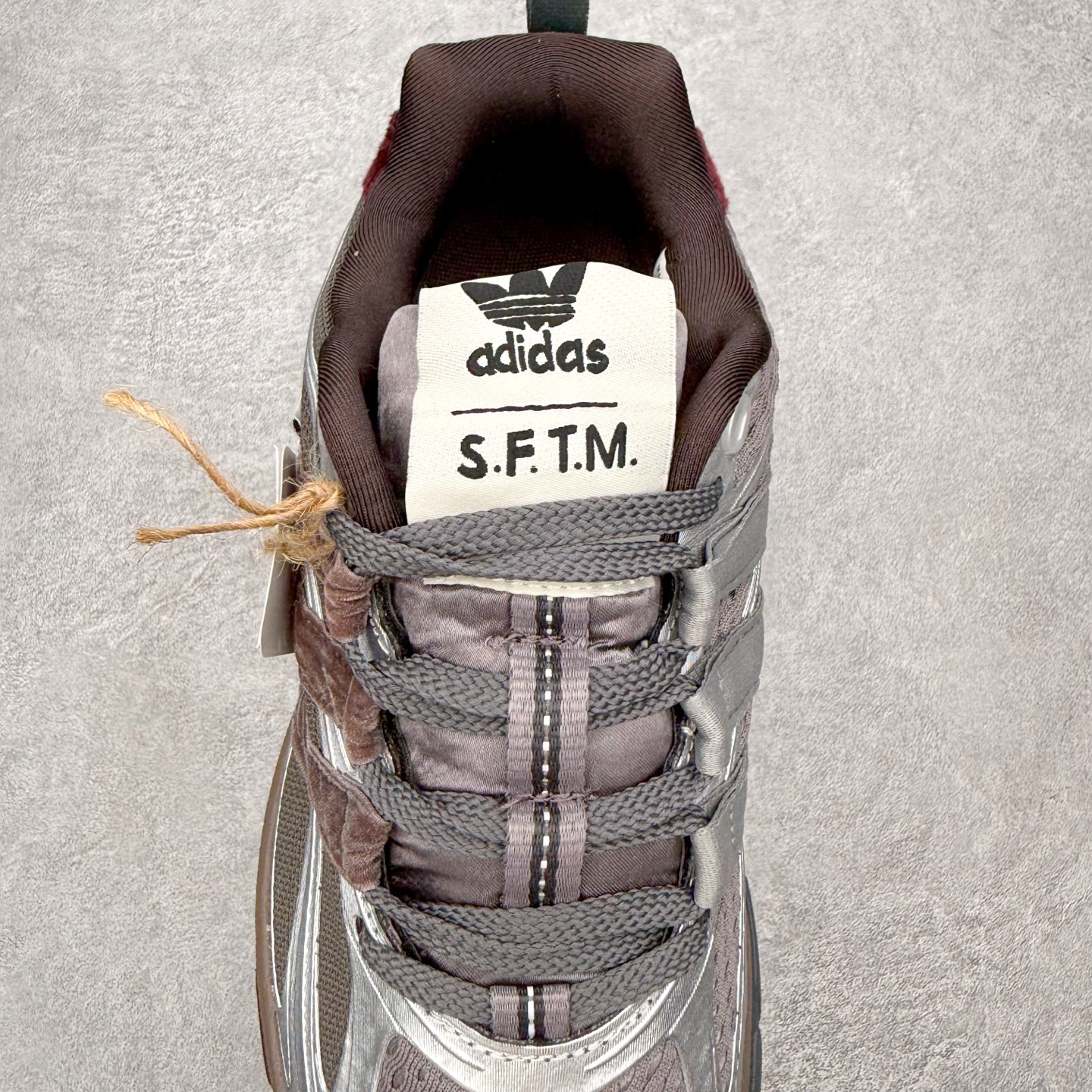 图片[5]-＃HZ SFTM x AD Originals ADISTAR CUSHION 004 联名复古舒适防滑耐磨低帮生活休闲鞋 JH9009 SFTM将黑暗浪漫主义融入至鞋款当中，既有文艺复兴和维多利亚时代的优雅、古典，又加入了现代叛逆元素，创造出一种历史感与现代特色相互交融的设计。质感一直都是这个系列的拿手强项，整个鞋身可以看到缎面、网眼、马毛和绒面革等丰富材质，结合富有光泽的 TPU 结构，带来无与伦比的层次感和质感。提到叛逆元素，这次 SFTM 高调地将联名专属 Logo 呈现在巨大的织唛上，抽象扭曲的三叶草释放独特的街头美学。后跟更是质感层次集中的一个区域，仿佛是在对鞋面做了一个总结。外底方面，保持了 ADISTAR Cushion 的运动基因，轮胎般的复古纹理，带来强大的耐用性和防滑。尺码：36 36.5 37.5 38 38.5 39 40 40.5 41 42 42.5 43 44 44.5 45-选品中心