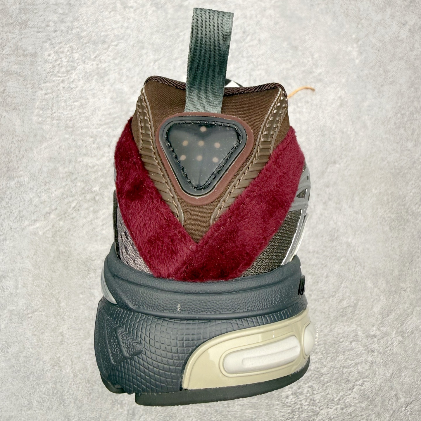 图片[8]-＃HZ SFTM x AD Originals ADISTAR CUSHION 004 联名复古舒适防滑耐磨低帮生活休闲鞋 JH9009 SFTM将黑暗浪漫主义融入至鞋款当中，既有文艺复兴和维多利亚时代的优雅、古典，又加入了现代叛逆元素，创造出一种历史感与现代特色相互交融的设计。质感一直都是这个系列的拿手强项，整个鞋身可以看到缎面、网眼、马毛和绒面革等丰富材质，结合富有光泽的 TPU 结构，带来无与伦比的层次感和质感。提到叛逆元素，这次 SFTM 高调地将联名专属 Logo 呈现在巨大的织唛上，抽象扭曲的三叶草释放独特的街头美学。后跟更是质感层次集中的一个区域，仿佛是在对鞋面做了一个总结。外底方面，保持了 ADISTAR Cushion 的运动基因，轮胎般的复古纹理，带来强大的耐用性和防滑。尺码：36 36.5 37.5 38 38.5 39 40 40.5 41 42 42.5 43 44 44.5 45-选品中心