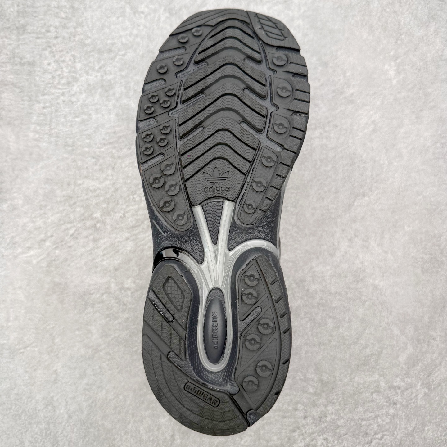 图片[9]-＃HZ SFTM x AD Originals ADISTAR CUSHION 004 联名复古舒适防滑耐磨低帮生活休闲鞋 JH9009 SFTM将黑暗浪漫主义融入至鞋款当中，既有文艺复兴和维多利亚时代的优雅、古典，又加入了现代叛逆元素，创造出一种历史感与现代特色相互交融的设计。质感一直都是这个系列的拿手强项，整个鞋身可以看到缎面、网眼、马毛和绒面革等丰富材质，结合富有光泽的 TPU 结构，带来无与伦比的层次感和质感。提到叛逆元素，这次 SFTM 高调地将联名专属 Logo 呈现在巨大的织唛上，抽象扭曲的三叶草释放独特的街头美学。后跟更是质感层次集中的一个区域，仿佛是在对鞋面做了一个总结。外底方面，保持了 ADISTAR Cushion 的运动基因，轮胎般的复古纹理，带来强大的耐用性和防滑。尺码：36 36.5 37.5 38 38.5 39 40 40.5 41 42 42.5 43 44 44.5 45-选品中心