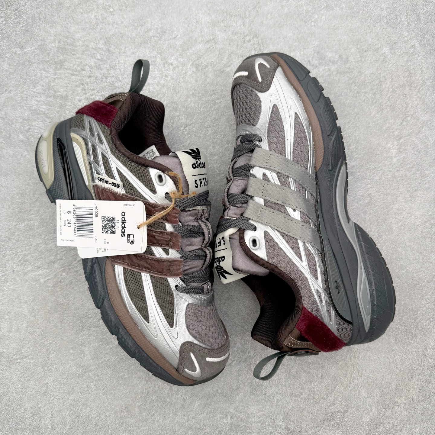 图片[3]-＃HZ SFTM x AD Originals ADISTAR CUSHION 004 联名复古舒适防滑耐磨低帮生活休闲鞋 JH9009 SFTM将黑暗浪漫主义融入至鞋款当中，既有文艺复兴和维多利亚时代的优雅、古典，又加入了现代叛逆元素，创造出一种历史感与现代特色相互交融的设计。质感一直都是这个系列的拿手强项，整个鞋身可以看到缎面、网眼、马毛和绒面革等丰富材质，结合富有光泽的 TPU 结构，带来无与伦比的层次感和质感。提到叛逆元素，这次 SFTM 高调地将联名专属 Logo 呈现在巨大的织唛上，抽象扭曲的三叶草释放独特的街头美学。后跟更是质感层次集中的一个区域，仿佛是在对鞋面做了一个总结。外底方面，保持了 ADISTAR Cushion 的运动基因，轮胎般的复古纹理，带来强大的耐用性和防滑。尺码：36 36.5 37.5 38 38.5 39 40 40.5 41 42 42.5 43 44 44.5 45-选品中心