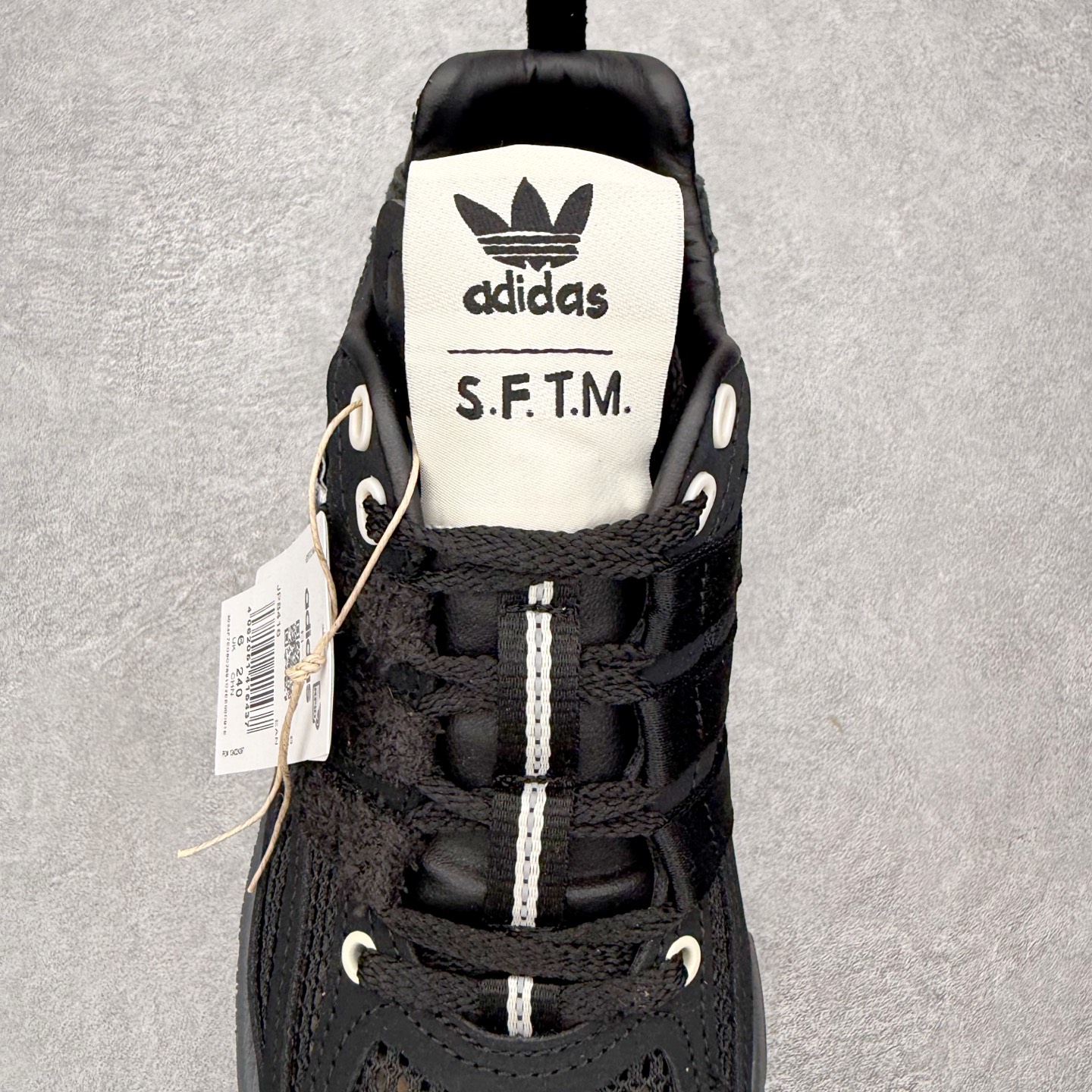 图片[5]-＃HZ SFTM x AD Originals ADISTAR CUSHION 004 联名复古舒适防滑耐磨低帮生活休闲鞋 JP8416 SFTM将黑暗浪漫主义融入至鞋款当中，既有文艺复兴和维多利亚时代的优雅、古典，又加入了现代叛逆元素，创造出一种历史感与现代特色相互交融的设计。质感一直都是这个系列的拿手强项，整个鞋身可以看到缎面、网眼、马毛和绒面革等丰富材质，结合富有光泽的 TPU 结构，带来无与伦比的层次感和质感。提到叛逆元素，这次 SFTM 高调地将联名专属 Logo 呈现在巨大的织唛上，抽象扭曲的三叶草释放独特的街头美学。后跟更是质感层次集中的一个区域，仿佛是在对鞋面做了一个总结。外底方面，保持了 ADISTAR Cushion 的运动基因，轮胎般的复古纹理，带来强大的耐用性和防滑。尺码：36 36.5 37.5 38 38.5 39 40 40.5 41 42 42.5 43 44 44.5 45-选品中心