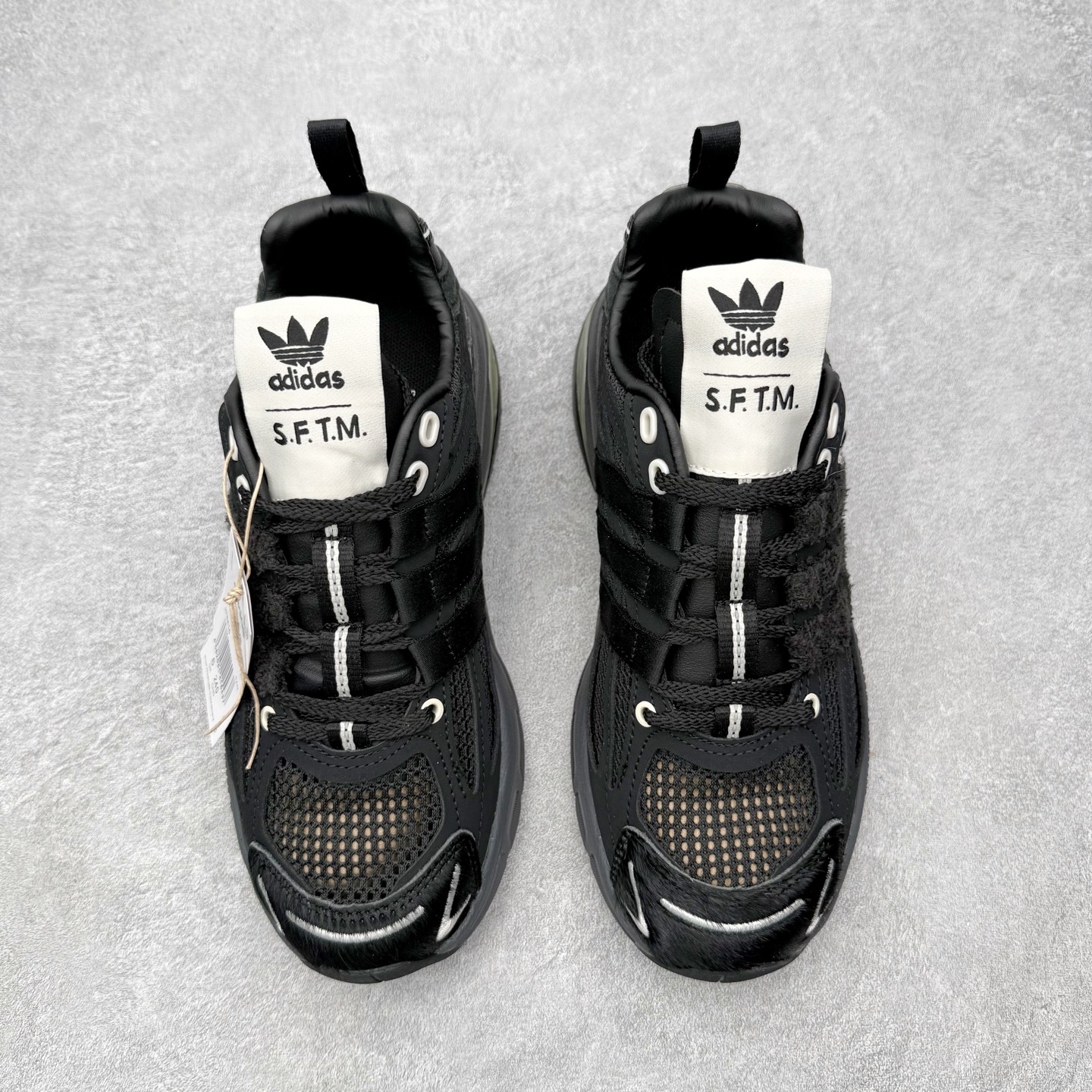 图片[2]-＃HZ SFTM x AD Originals ADISTAR CUSHION 004 联名复古舒适防滑耐磨低帮生活休闲鞋 JP8416 SFTM将黑暗浪漫主义融入至鞋款当中，既有文艺复兴和维多利亚时代的优雅、古典，又加入了现代叛逆元素，创造出一种历史感与现代特色相互交融的设计。质感一直都是这个系列的拿手强项，整个鞋身可以看到缎面、网眼、马毛和绒面革等丰富材质，结合富有光泽的 TPU 结构，带来无与伦比的层次感和质感。提到叛逆元素，这次 SFTM 高调地将联名专属 Logo 呈现在巨大的织唛上，抽象扭曲的三叶草释放独特的街头美学。后跟更是质感层次集中的一个区域，仿佛是在对鞋面做了一个总结。外底方面，保持了 ADISTAR Cushion 的运动基因，轮胎般的复古纹理，带来强大的耐用性和防滑。尺码：36 36.5 37.5 38 38.5 39 40 40.5 41 42 42.5 43 44 44.5 45-选品中心