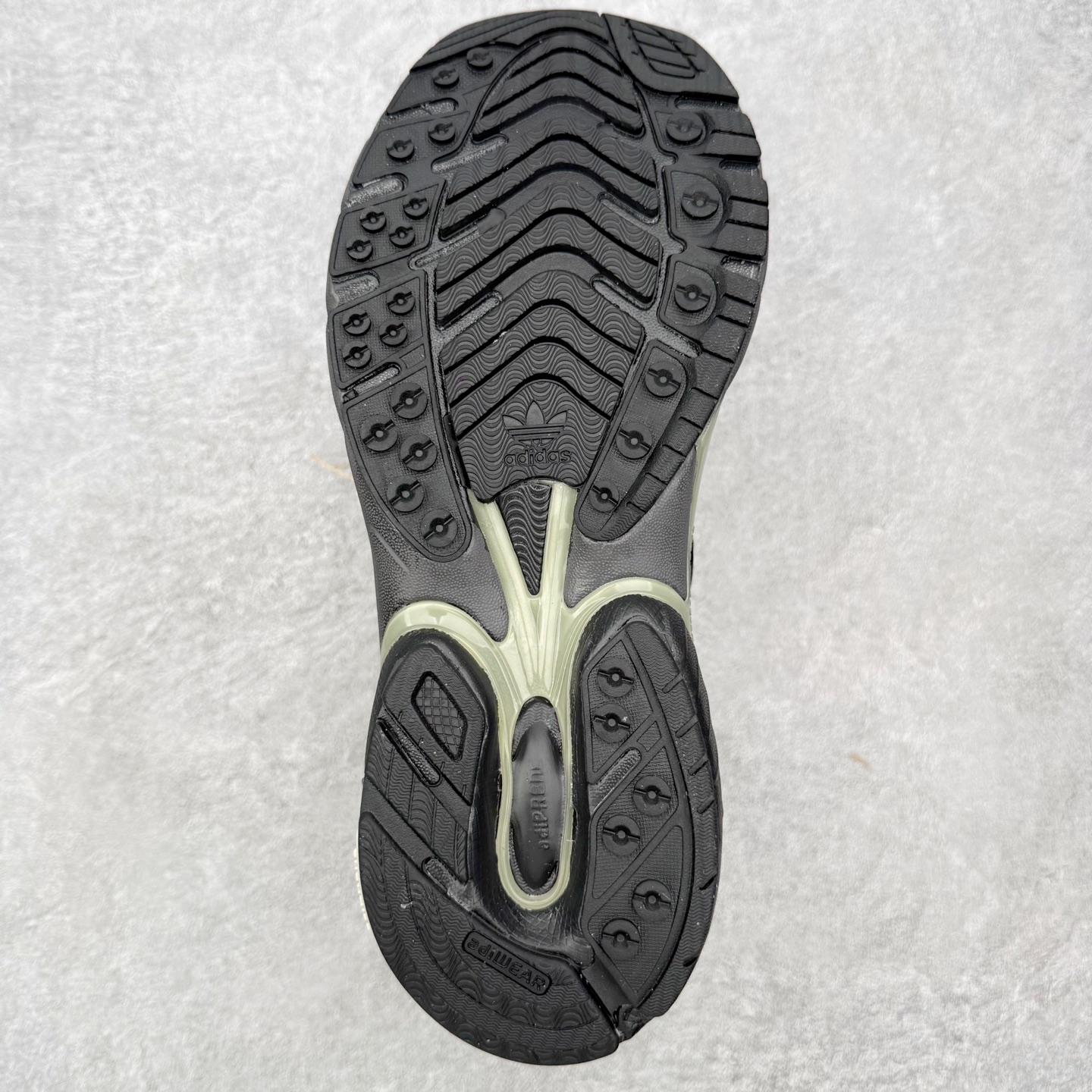 图片[9]-＃HZ SFTM x AD Originals ADISTAR CUSHION 004 联名复古舒适防滑耐磨低帮生活休闲鞋 JP8416 SFTM将黑暗浪漫主义融入至鞋款当中，既有文艺复兴和维多利亚时代的优雅、古典，又加入了现代叛逆元素，创造出一种历史感与现代特色相互交融的设计。质感一直都是这个系列的拿手强项，整个鞋身可以看到缎面、网眼、马毛和绒面革等丰富材质，结合富有光泽的 TPU 结构，带来无与伦比的层次感和质感。提到叛逆元素，这次 SFTM 高调地将联名专属 Logo 呈现在巨大的织唛上，抽象扭曲的三叶草释放独特的街头美学。后跟更是质感层次集中的一个区域，仿佛是在对鞋面做了一个总结。外底方面，保持了 ADISTAR Cushion 的运动基因，轮胎般的复古纹理，带来强大的耐用性和防滑。尺码：36 36.5 37.5 38 38.5 39 40 40.5 41 42 42.5 43 44 44.5 45-选品中心