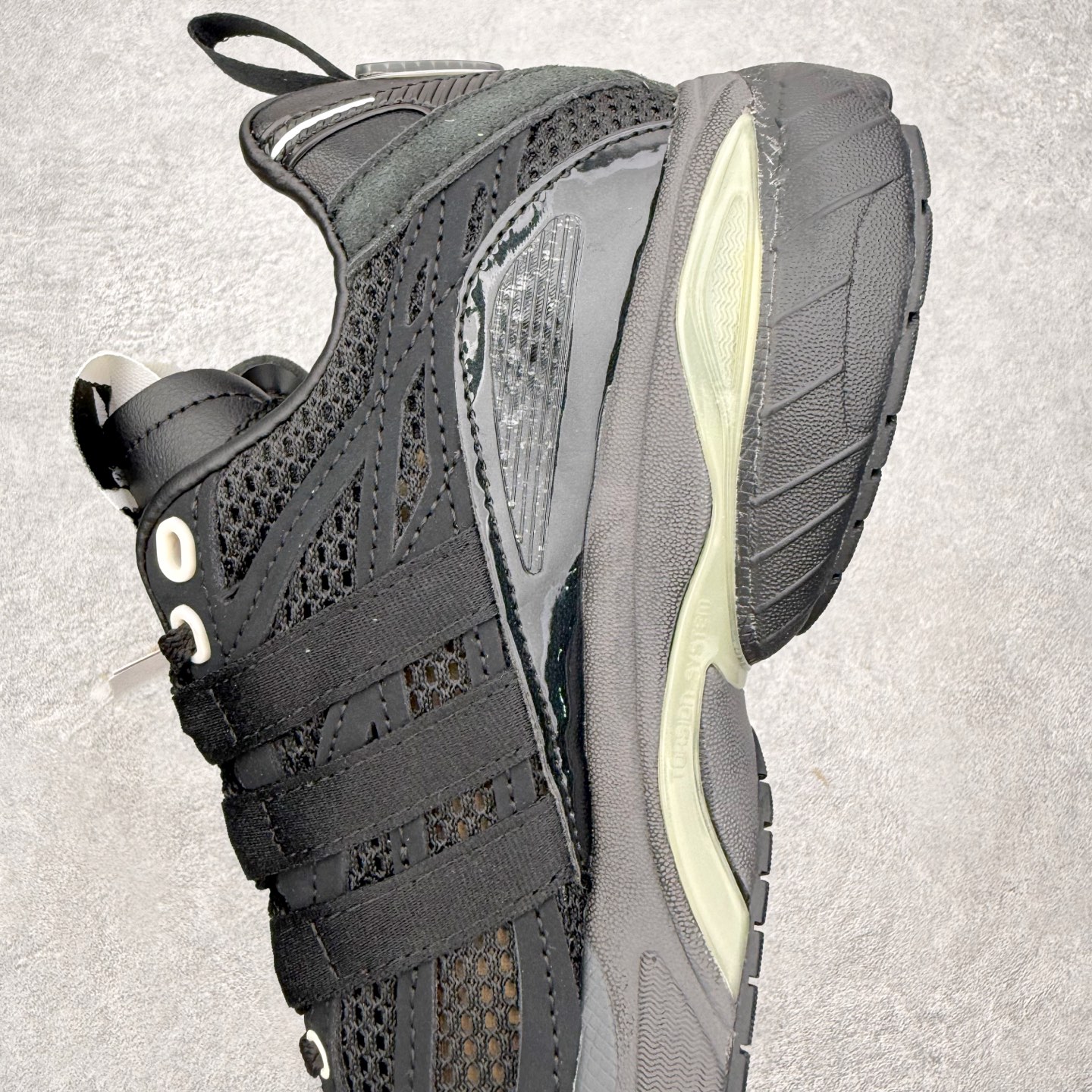 图片[7]-＃HZ SFTM x AD Originals ADISTAR CUSHION 004 联名复古舒适防滑耐磨低帮生活休闲鞋 JP8416 SFTM将黑暗浪漫主义融入至鞋款当中，既有文艺复兴和维多利亚时代的优雅、古典，又加入了现代叛逆元素，创造出一种历史感与现代特色相互交融的设计。质感一直都是这个系列的拿手强项，整个鞋身可以看到缎面、网眼、马毛和绒面革等丰富材质，结合富有光泽的 TPU 结构，带来无与伦比的层次感和质感。提到叛逆元素，这次 SFTM 高调地将联名专属 Logo 呈现在巨大的织唛上，抽象扭曲的三叶草释放独特的街头美学。后跟更是质感层次集中的一个区域，仿佛是在对鞋面做了一个总结。外底方面，保持了 ADISTAR Cushion 的运动基因，轮胎般的复古纹理，带来强大的耐用性和防滑。尺码：36 36.5 37.5 38 38.5 39 40 40.5 41 42 42.5 43 44 44.5 45-选品中心