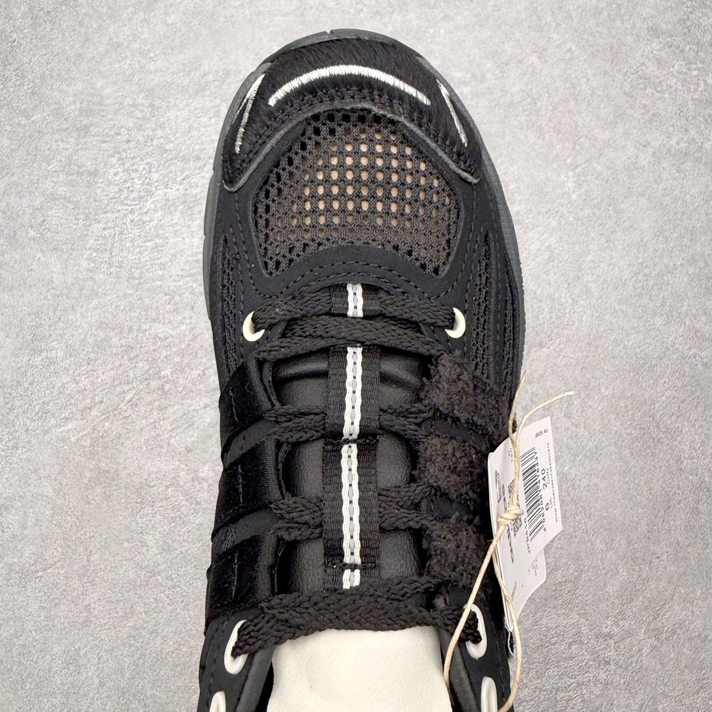 图片[4]-＃HZ SFTM x AD Originals ADISTAR CUSHION 004 联名复古舒适防滑耐磨低帮生活休闲鞋 JP8416 SFTM将黑暗浪漫主义融入至鞋款当中，既有文艺复兴和维多利亚时代的优雅、古典，又加入了现代叛逆元素，创造出一种历史感与现代特色相互交融的设计。质感一直都是这个系列的拿手强项，整个鞋身可以看到缎面、网眼、马毛和绒面革等丰富材质，结合富有光泽的 TPU 结构，带来无与伦比的层次感和质感。提到叛逆元素，这次 SFTM 高调地将联名专属 Logo 呈现在巨大的织唛上，抽象扭曲的三叶草释放独特的街头美学。后跟更是质感层次集中的一个区域，仿佛是在对鞋面做了一个总结。外底方面，保持了 ADISTAR Cushion 的运动基因，轮胎般的复古纹理，带来强大的耐用性和防滑。尺码：36 36.5 37.5 38 38.5 39 40 40.5 41 42 42.5 43 44 44.5 45-选品中心