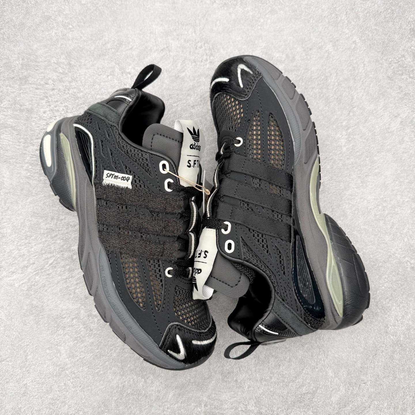 图片[3]-＃HZ SFTM x AD Originals ADISTAR CUSHION 004 联名复古舒适防滑耐磨低帮生活休闲鞋 JP8416 SFTM将黑暗浪漫主义融入至鞋款当中，既有文艺复兴和维多利亚时代的优雅、古典，又加入了现代叛逆元素，创造出一种历史感与现代特色相互交融的设计。质感一直都是这个系列的拿手强项，整个鞋身可以看到缎面、网眼、马毛和绒面革等丰富材质，结合富有光泽的 TPU 结构，带来无与伦比的层次感和质感。提到叛逆元素，这次 SFTM 高调地将联名专属 Logo 呈现在巨大的织唛上，抽象扭曲的三叶草释放独特的街头美学。后跟更是质感层次集中的一个区域，仿佛是在对鞋面做了一个总结。外底方面，保持了 ADISTAR Cushion 的运动基因，轮胎般的复古纹理，带来强大的耐用性和防滑。尺码：36 36.5 37.5 38 38.5 39 40 40.5 41 42 42.5 43 44 44.5 45-选品中心
