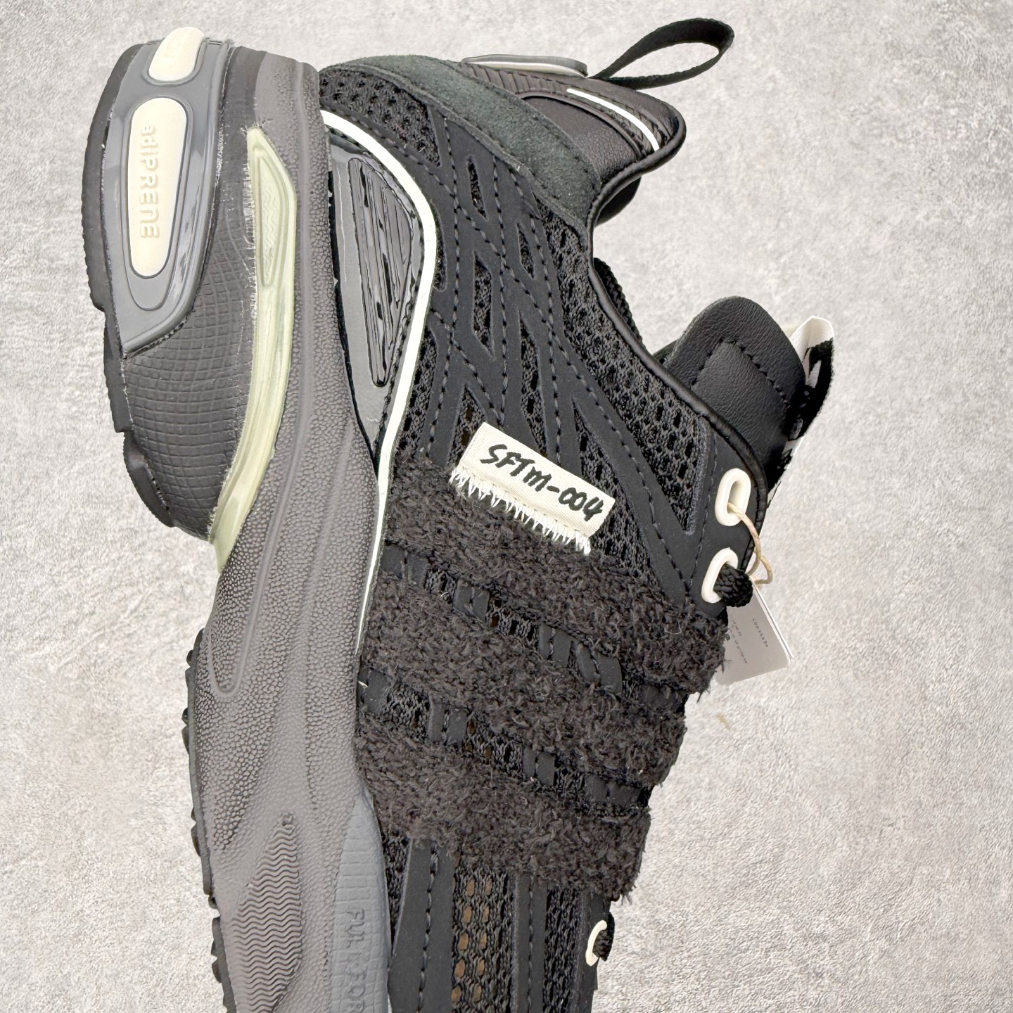图片[6]-＃HZ SFTM x AD Originals ADISTAR CUSHION 004 联名复古舒适防滑耐磨低帮生活休闲鞋 JP8416 SFTM将黑暗浪漫主义融入至鞋款当中，既有文艺复兴和维多利亚时代的优雅、古典，又加入了现代叛逆元素，创造出一种历史感与现代特色相互交融的设计。质感一直都是这个系列的拿手强项，整个鞋身可以看到缎面、网眼、马毛和绒面革等丰富材质，结合富有光泽的 TPU 结构，带来无与伦比的层次感和质感。提到叛逆元素，这次 SFTM 高调地将联名专属 Logo 呈现在巨大的织唛上，抽象扭曲的三叶草释放独特的街头美学。后跟更是质感层次集中的一个区域，仿佛是在对鞋面做了一个总结。外底方面，保持了 ADISTAR Cushion 的运动基因，轮胎般的复古纹理，带来强大的耐用性和防滑。尺码：36 36.5 37.5 38 38.5 39 40 40.5 41 42 42.5 43 44 44.5 45-选品中心