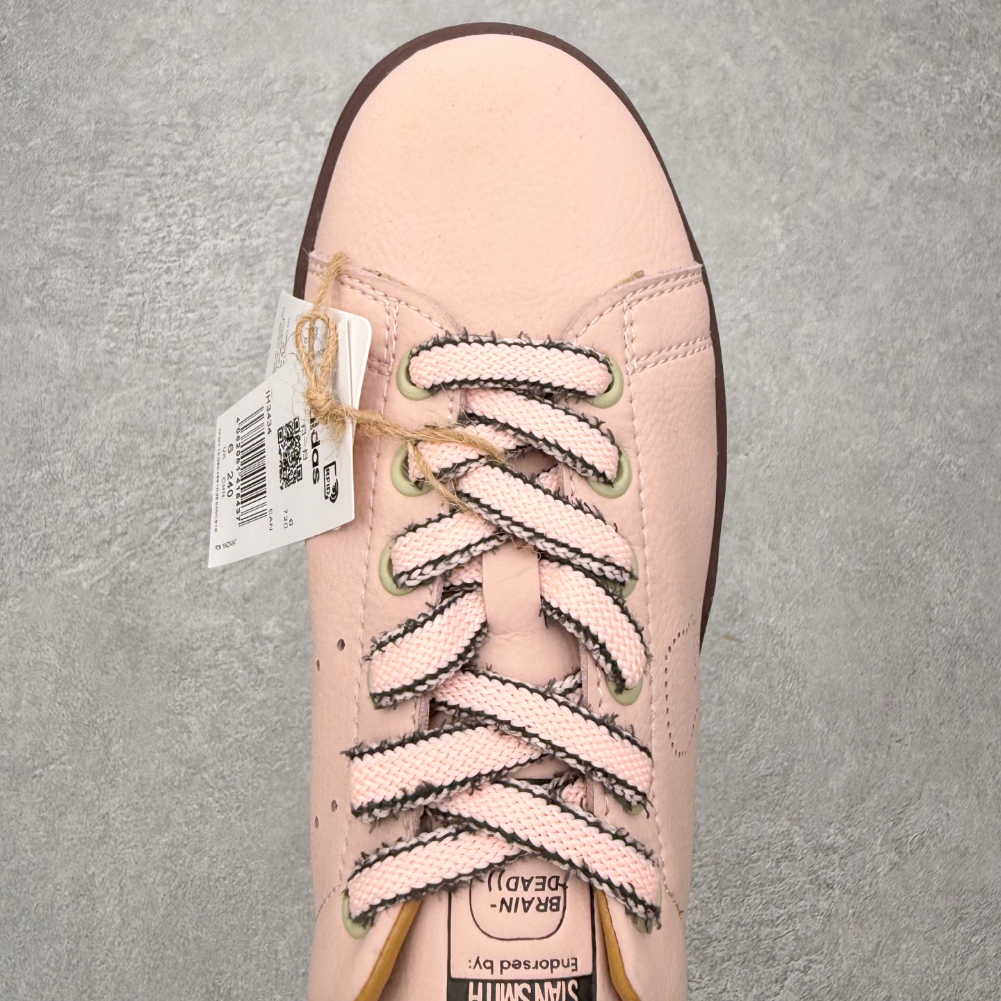 图片[4]-＃HZ Brain Dead x AD Originals STAN SMITH 史密斯时尚舒适耐磨低帮板鞋 男女同款 脑死亡联名粉绿 IH3434 此番依旧以阿迪经典的网球鞋型Stan Smith为蓝本，向传奇温布尔登冠军致敬。Brain Dead主理人Kyle Ng再次开晒，率先亮相的是一双纯白皮革搭配橡胶外底配色，鞋舌处印有灰色的\\\”adidas Stan Smith\\\”以及\\\”Brain Dead\\\”脑死亡经典头像，鞋带孔则以蓝色呈现，颜值不低。另一双浅粉色版本实物完整曝光，整体以粉色搭配深棕色大底，鞋带处抓毛做旧的设计辨识度拉满，后跟采用绿色翻毛材质打造。尺码：36 36.5 37.5 38 38.5 39 40 40.5 41 42 42.5 43 44 44.5 45-选品中心