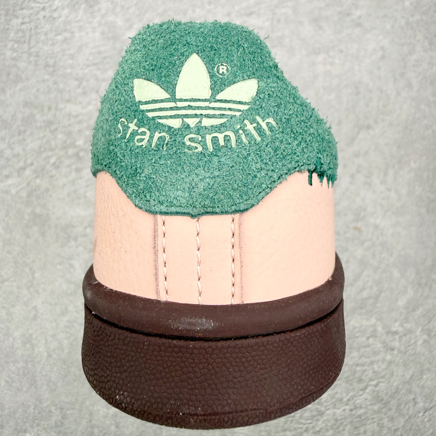 图片[8]-＃HZ Brain Dead x AD Originals STAN SMITH 史密斯时尚舒适耐磨低帮板鞋 男女同款 脑死亡联名粉绿 IH3434 此番依旧以阿迪经典的网球鞋型Stan Smith为蓝本，向传奇温布尔登冠军致敬。Brain Dead主理人Kyle Ng再次开晒，率先亮相的是一双纯白皮革搭配橡胶外底配色，鞋舌处印有灰色的\\\”adidas Stan Smith\\\”以及\\\”Brain Dead\\\”脑死亡经典头像，鞋带孔则以蓝色呈现，颜值不低。另一双浅粉色版本实物完整曝光，整体以粉色搭配深棕色大底，鞋带处抓毛做旧的设计辨识度拉满，后跟采用绿色翻毛材质打造。尺码：36 36.5 37.5 38 38.5 39 40 40.5 41 42 42.5 43 44 44.5 45-选品中心