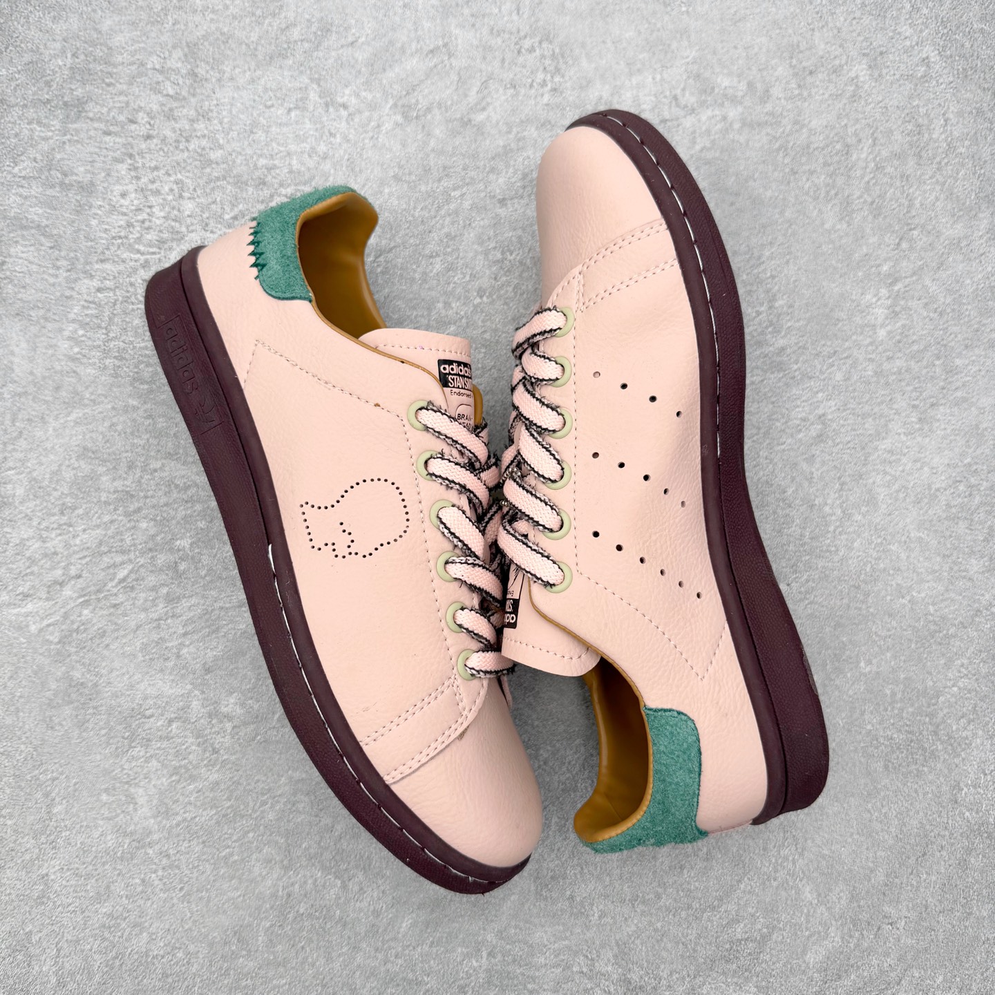 图片[3]-＃HZ Brain Dead x AD Originals STAN SMITH 史密斯时尚舒适耐磨低帮板鞋 男女同款 脑死亡联名粉绿 IH3434 此番依旧以阿迪经典的网球鞋型Stan Smith为蓝本，向传奇温布尔登冠军致敬。Brain Dead主理人Kyle Ng再次开晒，率先亮相的是一双纯白皮革搭配橡胶外底配色，鞋舌处印有灰色的\\\”adidas Stan Smith\\\”以及\\\”Brain Dead\\\”脑死亡经典头像，鞋带孔则以蓝色呈现，颜值不低。另一双浅粉色版本实物完整曝光，整体以粉色搭配深棕色大底，鞋带处抓毛做旧的设计辨识度拉满，后跟采用绿色翻毛材质打造。尺码：36 36.5 37.5 38 38.5 39 40 40.5 41 42 42.5 43 44 44.5 45-选品中心