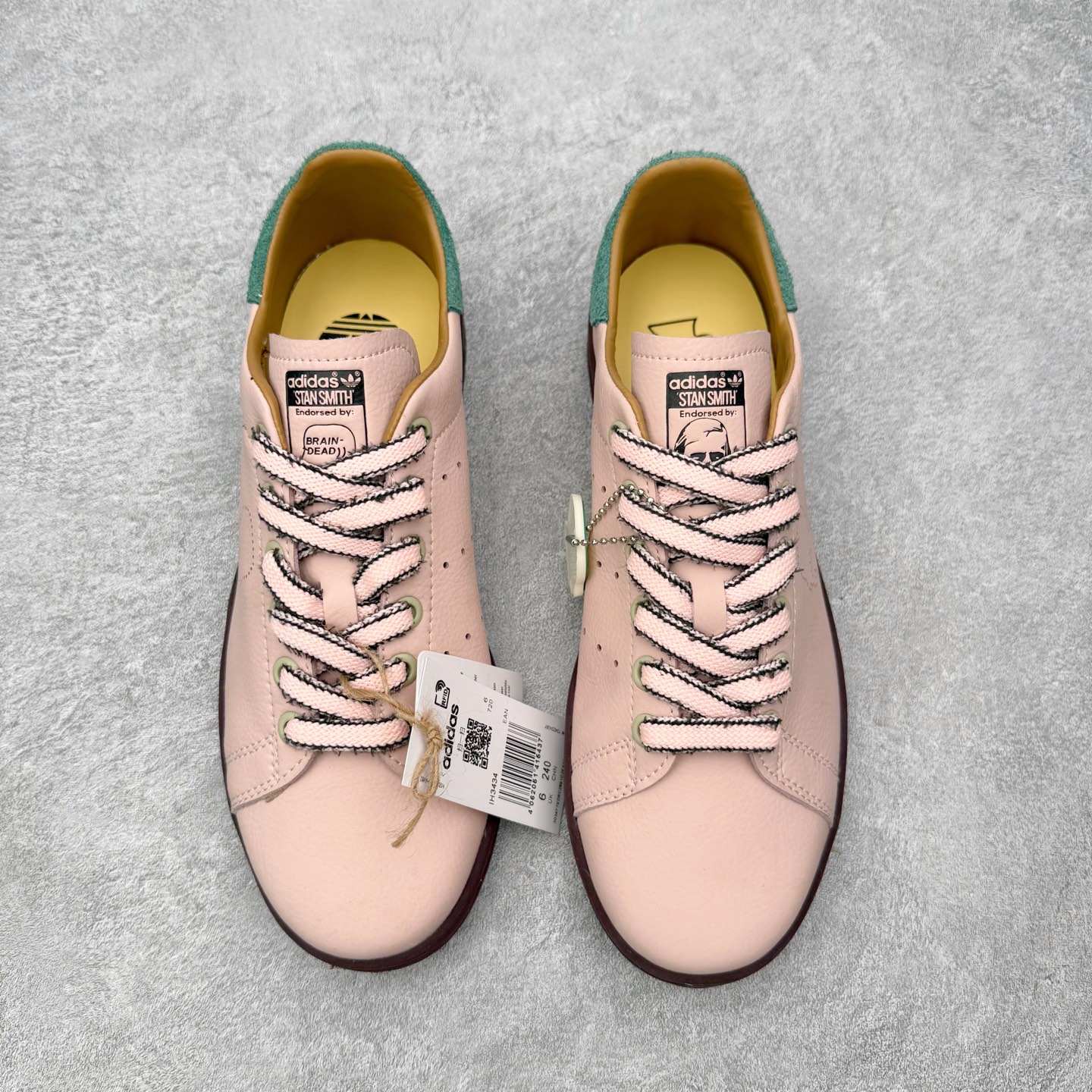 图片[2]-＃HZ Brain Dead x AD Originals STAN SMITH 史密斯时尚舒适耐磨低帮板鞋 男女同款 脑死亡联名粉绿 IH3434 此番依旧以阿迪经典的网球鞋型Stan Smith为蓝本，向传奇温布尔登冠军致敬。Brain Dead主理人Kyle Ng再次开晒，率先亮相的是一双纯白皮革搭配橡胶外底配色，鞋舌处印有灰色的\\\”adidas Stan Smith\\\”以及\\\”Brain Dead\\\”脑死亡经典头像，鞋带孔则以蓝色呈现，颜值不低。另一双浅粉色版本实物完整曝光，整体以粉色搭配深棕色大底，鞋带处抓毛做旧的设计辨识度拉满，后跟采用绿色翻毛材质打造。尺码：36 36.5 37.5 38 38.5 39 40 40.5 41 42 42.5 43 44 44.5 45-选品中心