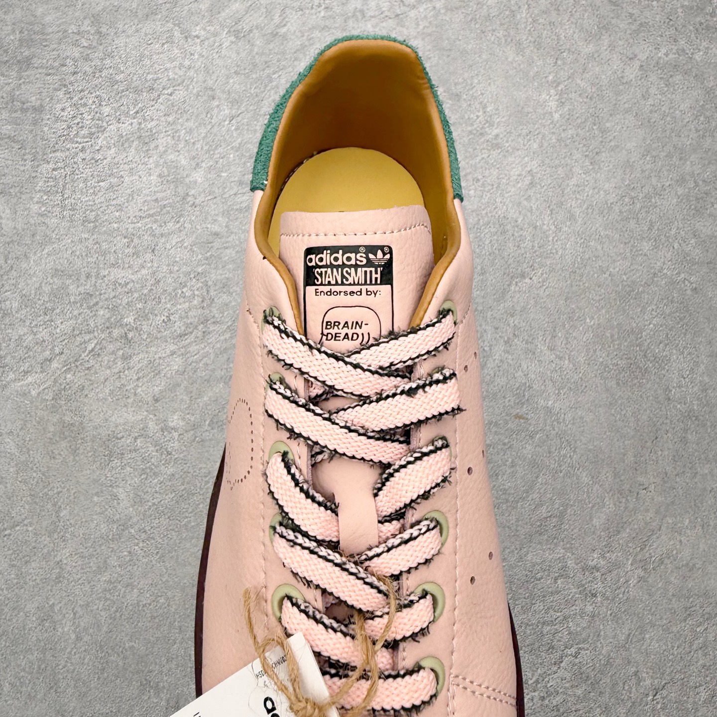 图片[5]-＃HZ Brain Dead x AD Originals STAN SMITH 史密斯时尚舒适耐磨低帮板鞋 男女同款 脑死亡联名粉绿 IH3434 此番依旧以阿迪经典的网球鞋型Stan Smith为蓝本，向传奇温布尔登冠军致敬。Brain Dead主理人Kyle Ng再次开晒，率先亮相的是一双纯白皮革搭配橡胶外底配色，鞋舌处印有灰色的\\\”adidas Stan Smith\\\”以及\\\”Brain Dead\\\”脑死亡经典头像，鞋带孔则以蓝色呈现，颜值不低。另一双浅粉色版本实物完整曝光，整体以粉色搭配深棕色大底，鞋带处抓毛做旧的设计辨识度拉满，后跟采用绿色翻毛材质打造。尺码：36 36.5 37.5 38 38.5 39 40 40.5 41 42 42.5 43 44 44.5 45-选品中心