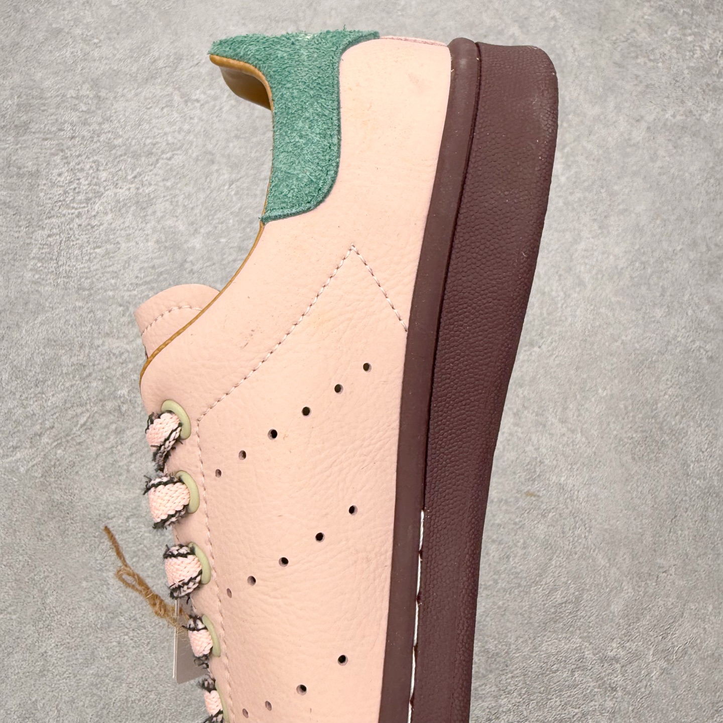 图片[7]-＃HZ Brain Dead x AD Originals STAN SMITH 史密斯时尚舒适耐磨低帮板鞋 男女同款 脑死亡联名粉绿 IH3434 此番依旧以阿迪经典的网球鞋型Stan Smith为蓝本，向传奇温布尔登冠军致敬。Brain Dead主理人Kyle Ng再次开晒，率先亮相的是一双纯白皮革搭配橡胶外底配色，鞋舌处印有灰色的\\\”adidas Stan Smith\\\”以及\\\”Brain Dead\\\”脑死亡经典头像，鞋带孔则以蓝色呈现，颜值不低。另一双浅粉色版本实物完整曝光，整体以粉色搭配深棕色大底，鞋带处抓毛做旧的设计辨识度拉满，后跟采用绿色翻毛材质打造。尺码：36 36.5 37.5 38 38.5 39 40 40.5 41 42 42.5 43 44 44.5 45-选品中心