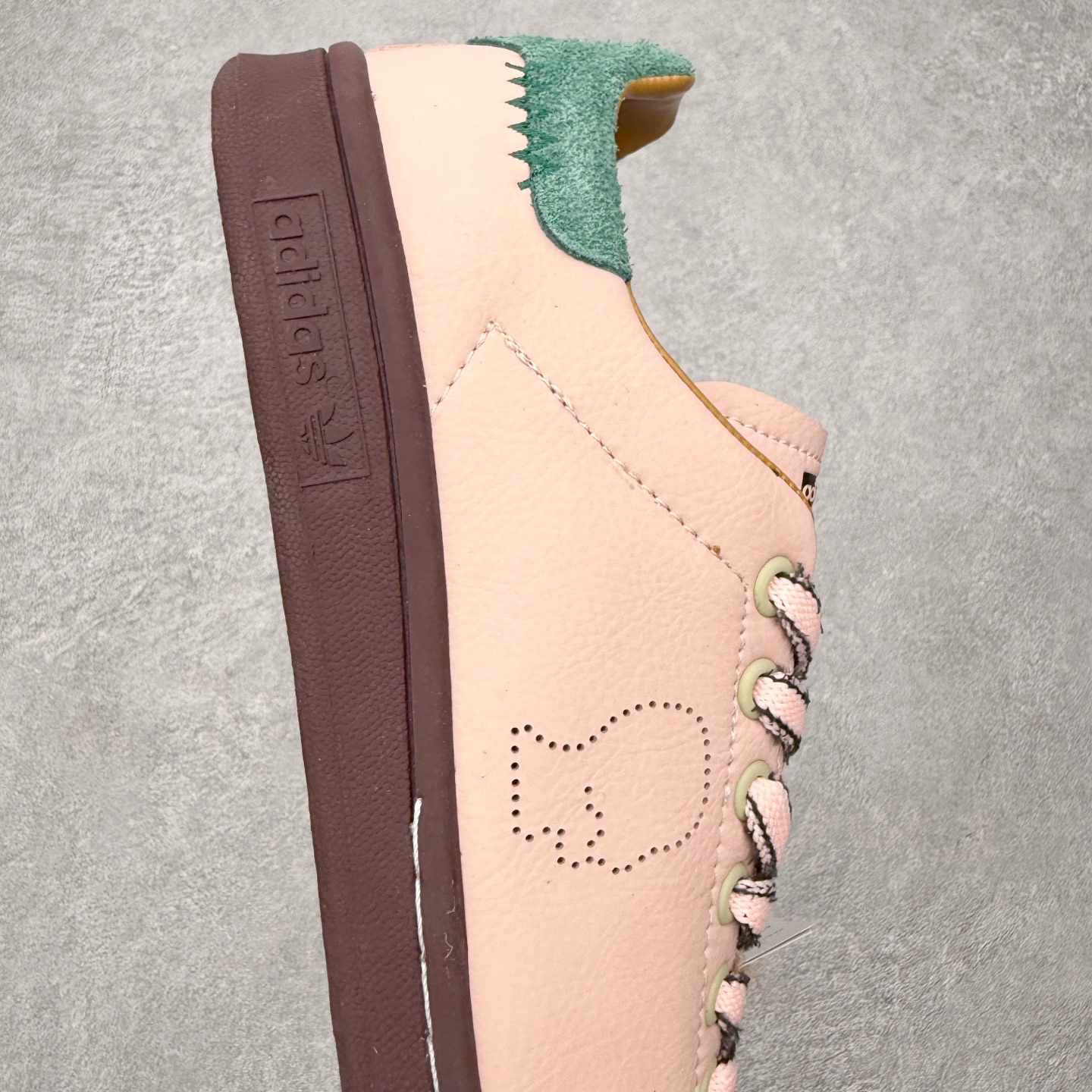 图片[6]-＃HZ Brain Dead x AD Originals STAN SMITH 史密斯时尚舒适耐磨低帮板鞋 男女同款 脑死亡联名粉绿 IH3434 此番依旧以阿迪经典的网球鞋型Stan Smith为蓝本，向传奇温布尔登冠军致敬。Brain Dead主理人Kyle Ng再次开晒，率先亮相的是一双纯白皮革搭配橡胶外底配色，鞋舌处印有灰色的\\\”adidas Stan Smith\\\”以及\\\”Brain Dead\\\”脑死亡经典头像，鞋带孔则以蓝色呈现，颜值不低。另一双浅粉色版本实物完整曝光，整体以粉色搭配深棕色大底，鞋带处抓毛做旧的设计辨识度拉满，后跟采用绿色翻毛材质打造。尺码：36 36.5 37.5 38 38.5 39 40 40.5 41 42 42.5 43 44 44.5 45-选品中心