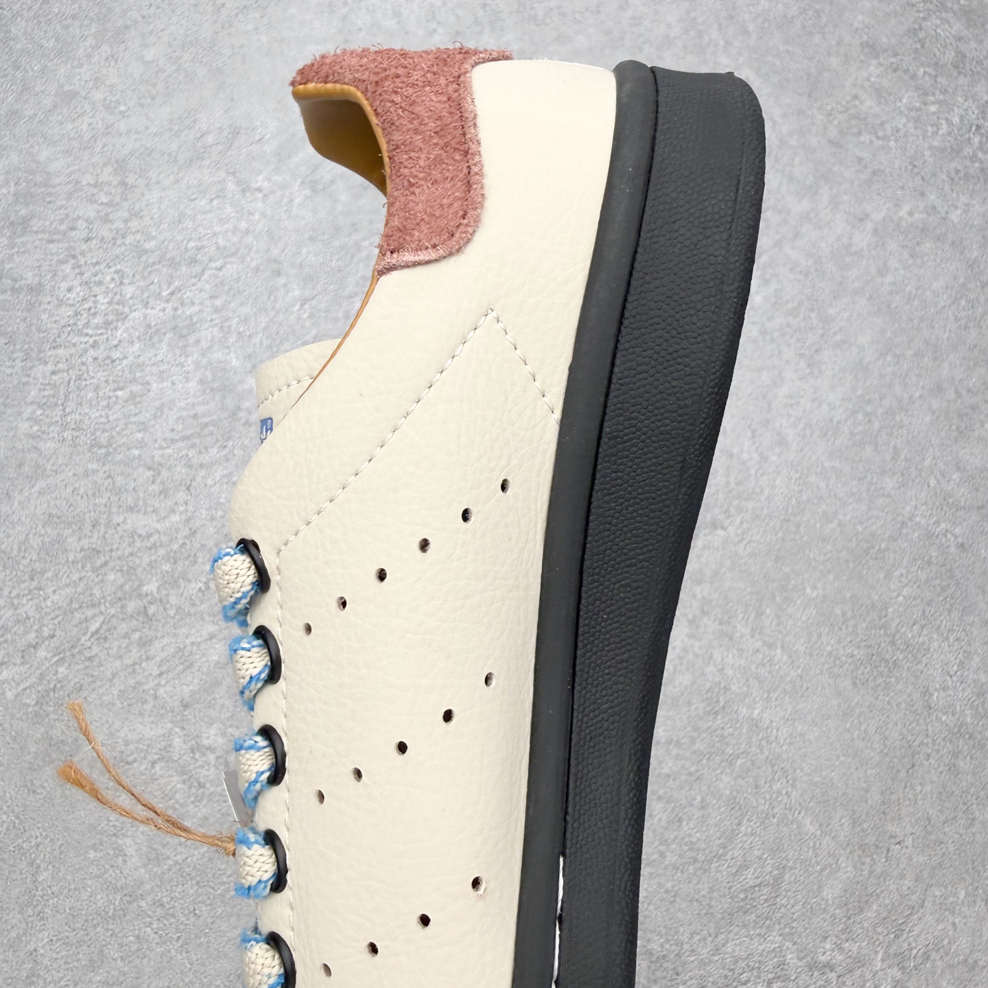 图片[7]-＃HZ Brain Dead x AD Originals STAN SMITH 史密斯时尚舒适耐磨低帮板鞋 男女同款 脑死亡联名米棕 IH3432 此番依旧以阿迪经典的网球鞋型Stan Smith为蓝本，向传奇温布尔登冠军致敬。Brain Dead主理人Kyle Ng再次开晒，率先亮相的是一双纯白皮革搭配橡胶外底配色，鞋舌处印有灰色的\\\”adidas Stan Smith\\\”以及\\\”Brain Dead\\\”脑死亡经典头像，鞋带孔则以蓝色呈现，颜值不低。另一双浅粉色版本实物完整曝光，整体以粉色搭配深棕色大底，鞋带处抓毛做旧的设计辨识度拉满，后跟采用绿色翻毛材质打造。尺码：36 36.5 37.5 38 38.5 39 40 40.5 41 42 42.5 43 44 44.5 45-选品中心