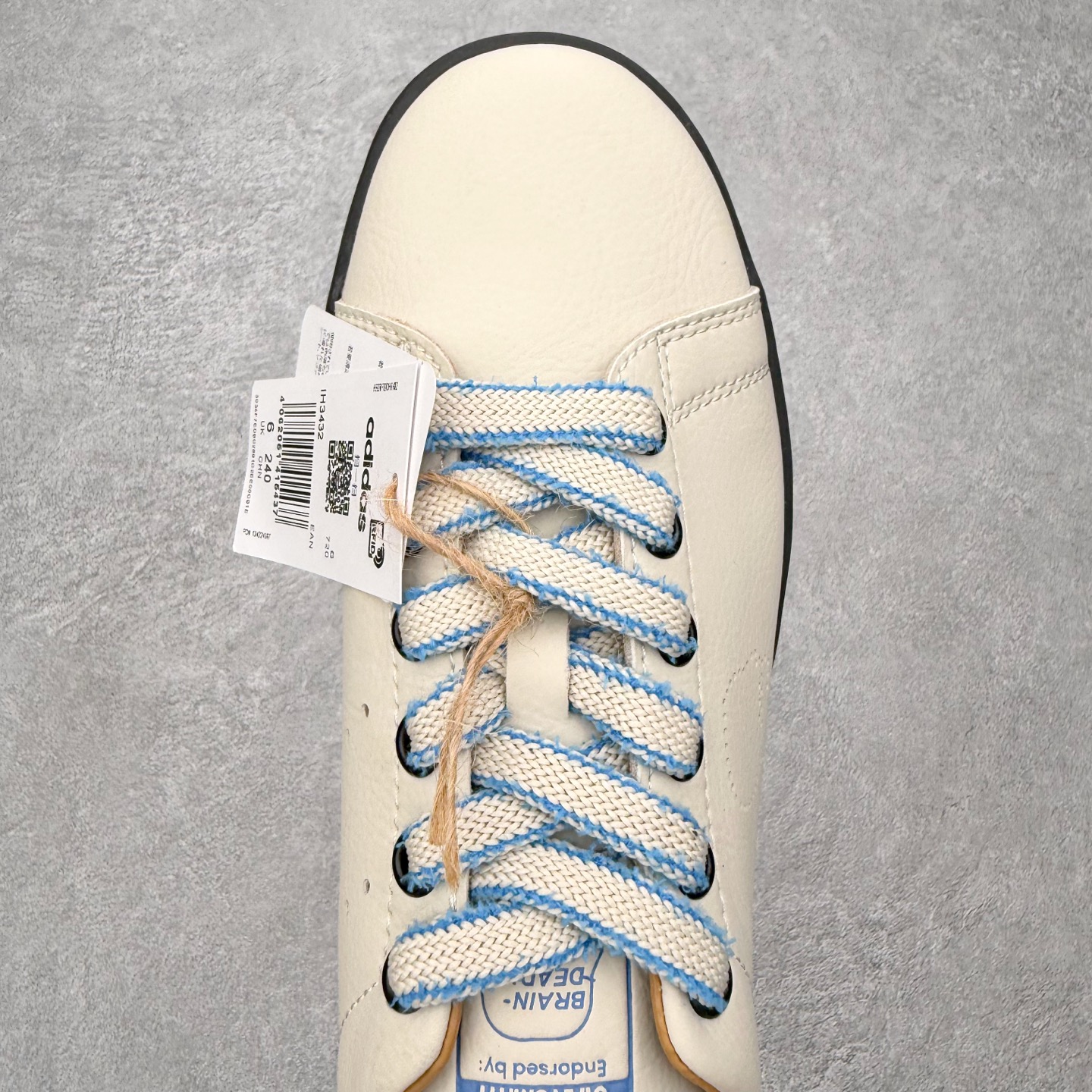 图片[4]-＃HZ Brain Dead x AD Originals STAN SMITH 史密斯时尚舒适耐磨低帮板鞋 男女同款 脑死亡联名米棕 IH3432 此番依旧以阿迪经典的网球鞋型Stan Smith为蓝本，向传奇温布尔登冠军致敬。Brain Dead主理人Kyle Ng再次开晒，率先亮相的是一双纯白皮革搭配橡胶外底配色，鞋舌处印有灰色的\\\”adidas Stan Smith\\\”以及\\\”Brain Dead\\\”脑死亡经典头像，鞋带孔则以蓝色呈现，颜值不低。另一双浅粉色版本实物完整曝光，整体以粉色搭配深棕色大底，鞋带处抓毛做旧的设计辨识度拉满，后跟采用绿色翻毛材质打造。尺码：36 36.5 37.5 38 38.5 39 40 40.5 41 42 42.5 43 44 44.5 45-选品中心