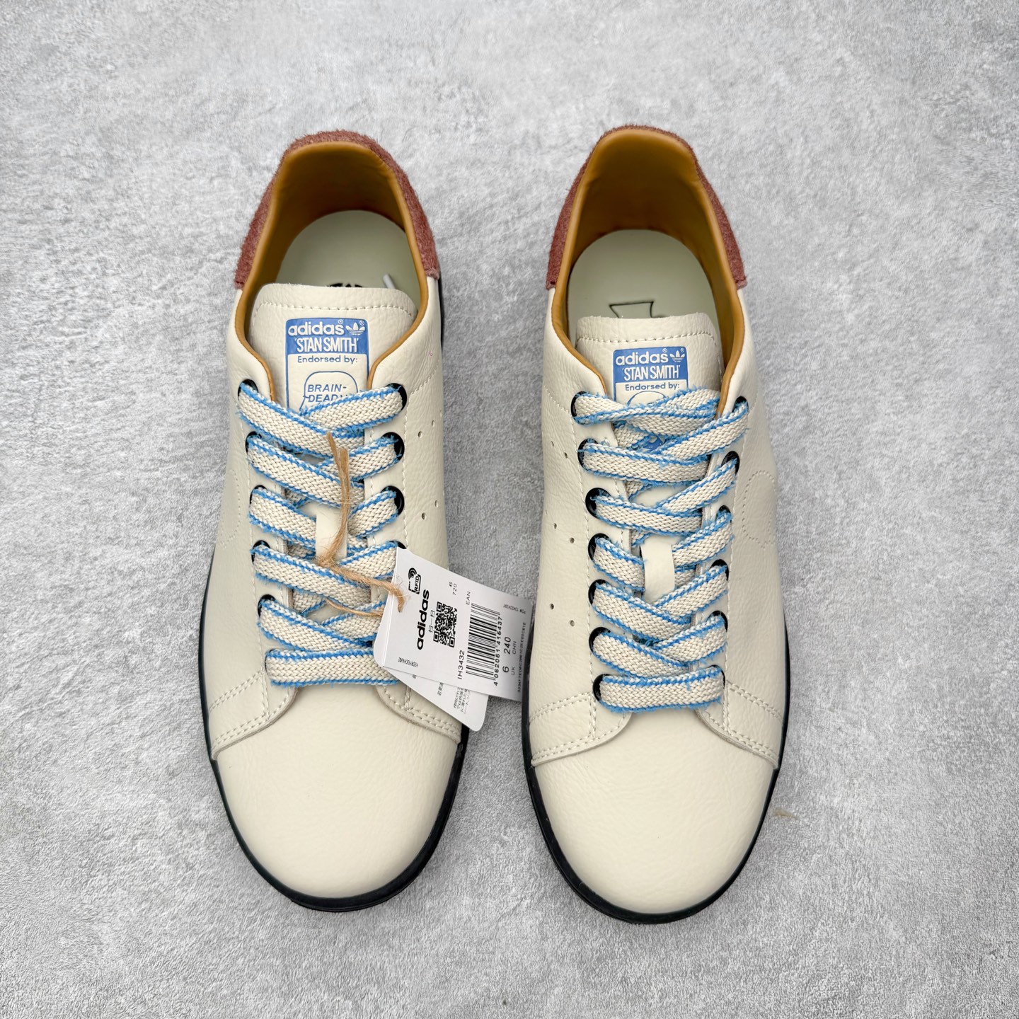 图片[2]-＃HZ Brain Dead x AD Originals STAN SMITH 史密斯时尚舒适耐磨低帮板鞋 男女同款 脑死亡联名米棕 IH3432 此番依旧以阿迪经典的网球鞋型Stan Smith为蓝本，向传奇温布尔登冠军致敬。Brain Dead主理人Kyle Ng再次开晒，率先亮相的是一双纯白皮革搭配橡胶外底配色，鞋舌处印有灰色的\\\”adidas Stan Smith\\\”以及\\\”Brain Dead\\\”脑死亡经典头像，鞋带孔则以蓝色呈现，颜值不低。另一双浅粉色版本实物完整曝光，整体以粉色搭配深棕色大底，鞋带处抓毛做旧的设计辨识度拉满，后跟采用绿色翻毛材质打造。尺码：36 36.5 37.5 38 38.5 39 40 40.5 41 42 42.5 43 44 44.5 45-选品中心