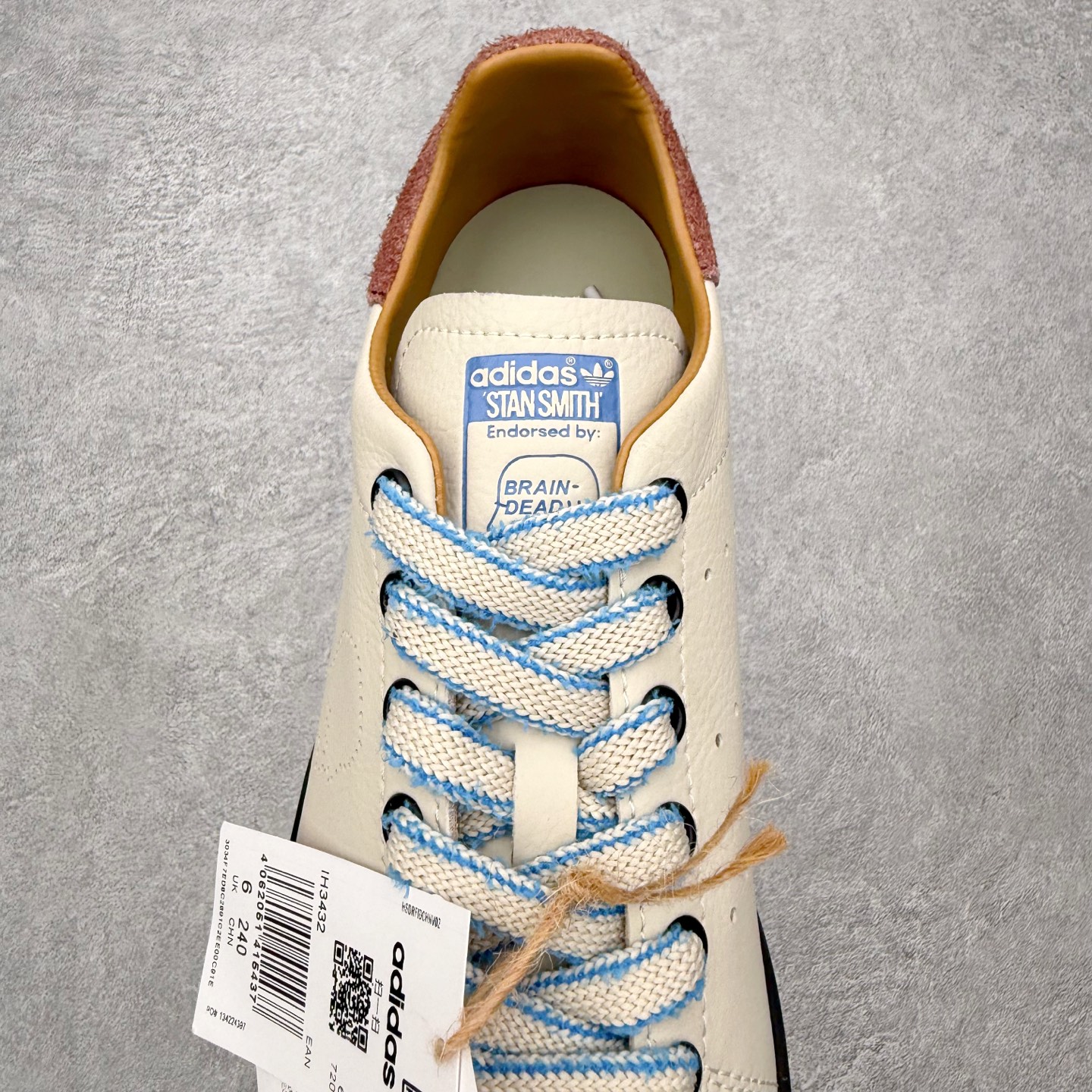 图片[5]-＃HZ Brain Dead x AD Originals STAN SMITH 史密斯时尚舒适耐磨低帮板鞋 男女同款 脑死亡联名米棕 IH3432 此番依旧以阿迪经典的网球鞋型Stan Smith为蓝本，向传奇温布尔登冠军致敬。Brain Dead主理人Kyle Ng再次开晒，率先亮相的是一双纯白皮革搭配橡胶外底配色，鞋舌处印有灰色的\\\”adidas Stan Smith\\\”以及\\\”Brain Dead\\\”脑死亡经典头像，鞋带孔则以蓝色呈现，颜值不低。另一双浅粉色版本实物完整曝光，整体以粉色搭配深棕色大底，鞋带处抓毛做旧的设计辨识度拉满，后跟采用绿色翻毛材质打造。尺码：36 36.5 37.5 38 38.5 39 40 40.5 41 42 42.5 43 44 44.5 45-选品中心