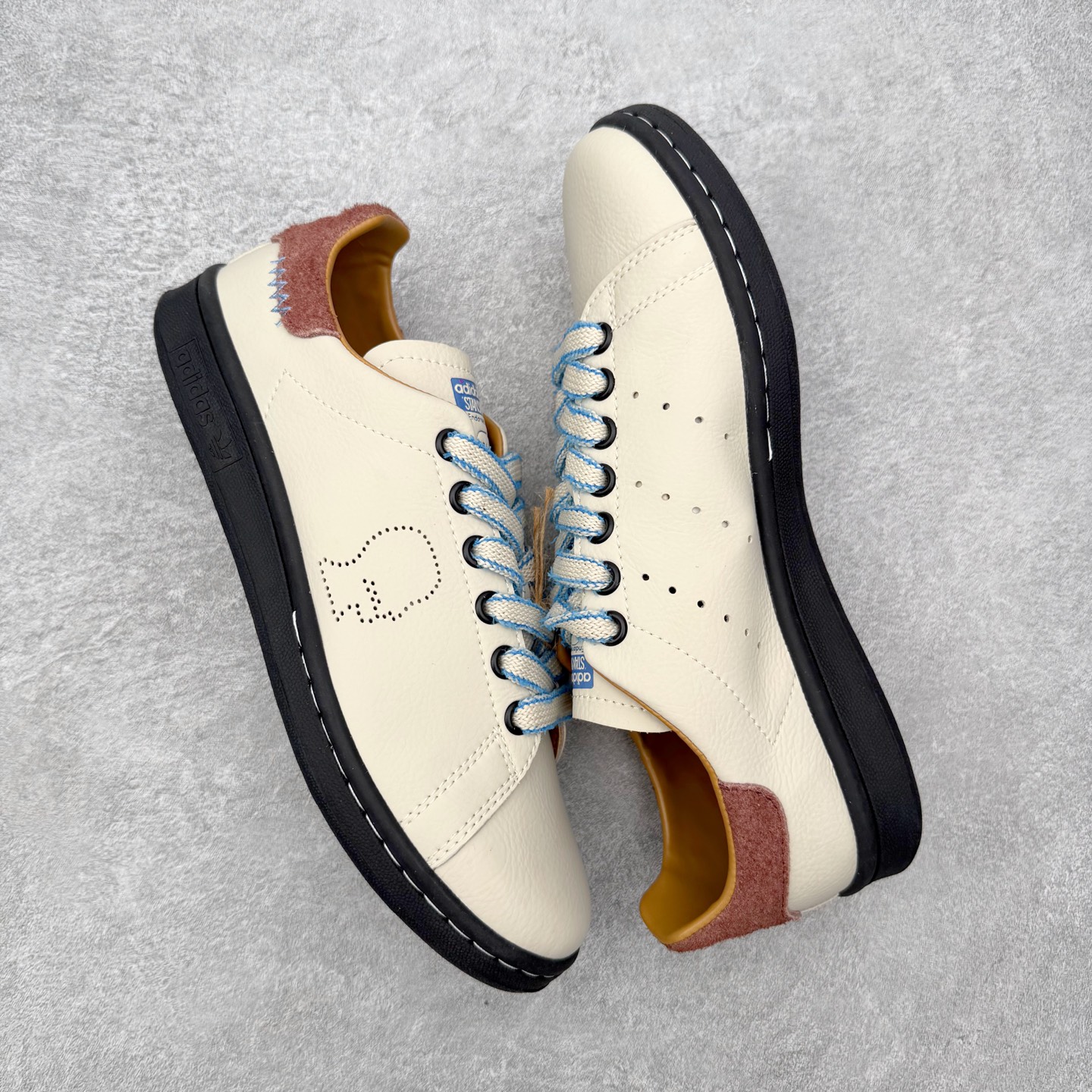 图片[3]-＃HZ Brain Dead x AD Originals STAN SMITH 史密斯时尚舒适耐磨低帮板鞋 男女同款 脑死亡联名米棕 IH3432 此番依旧以阿迪经典的网球鞋型Stan Smith为蓝本，向传奇温布尔登冠军致敬。Brain Dead主理人Kyle Ng再次开晒，率先亮相的是一双纯白皮革搭配橡胶外底配色，鞋舌处印有灰色的\\\”adidas Stan Smith\\\”以及\\\”Brain Dead\\\”脑死亡经典头像，鞋带孔则以蓝色呈现，颜值不低。另一双浅粉色版本实物完整曝光，整体以粉色搭配深棕色大底，鞋带处抓毛做旧的设计辨识度拉满，后跟采用绿色翻毛材质打造。尺码：36 36.5 37.5 38 38.5 39 40 40.5 41 42 42.5 43 44 44.5 45-选品中心