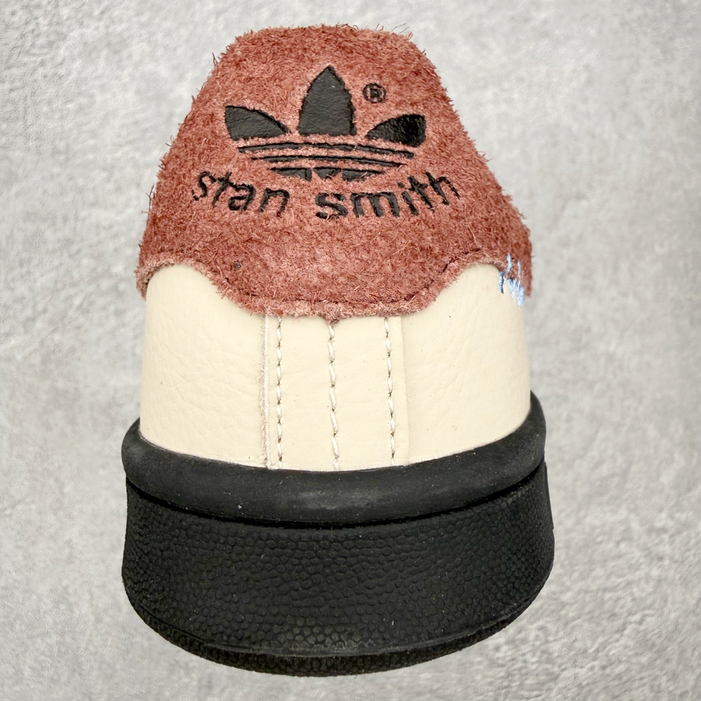 图片[8]-＃HZ Brain Dead x AD Originals STAN SMITH 史密斯时尚舒适耐磨低帮板鞋 男女同款 脑死亡联名米棕 IH3432 此番依旧以阿迪经典的网球鞋型Stan Smith为蓝本，向传奇温布尔登冠军致敬。Brain Dead主理人Kyle Ng再次开晒，率先亮相的是一双纯白皮革搭配橡胶外底配色，鞋舌处印有灰色的\\\”adidas Stan Smith\\\”以及\\\”Brain Dead\\\”脑死亡经典头像，鞋带孔则以蓝色呈现，颜值不低。另一双浅粉色版本实物完整曝光，整体以粉色搭配深棕色大底，鞋带处抓毛做旧的设计辨识度拉满，后跟采用绿色翻毛材质打造。尺码：36 36.5 37.5 38 38.5 39 40 40.5 41 42 42.5 43 44 44.5 45-选品中心