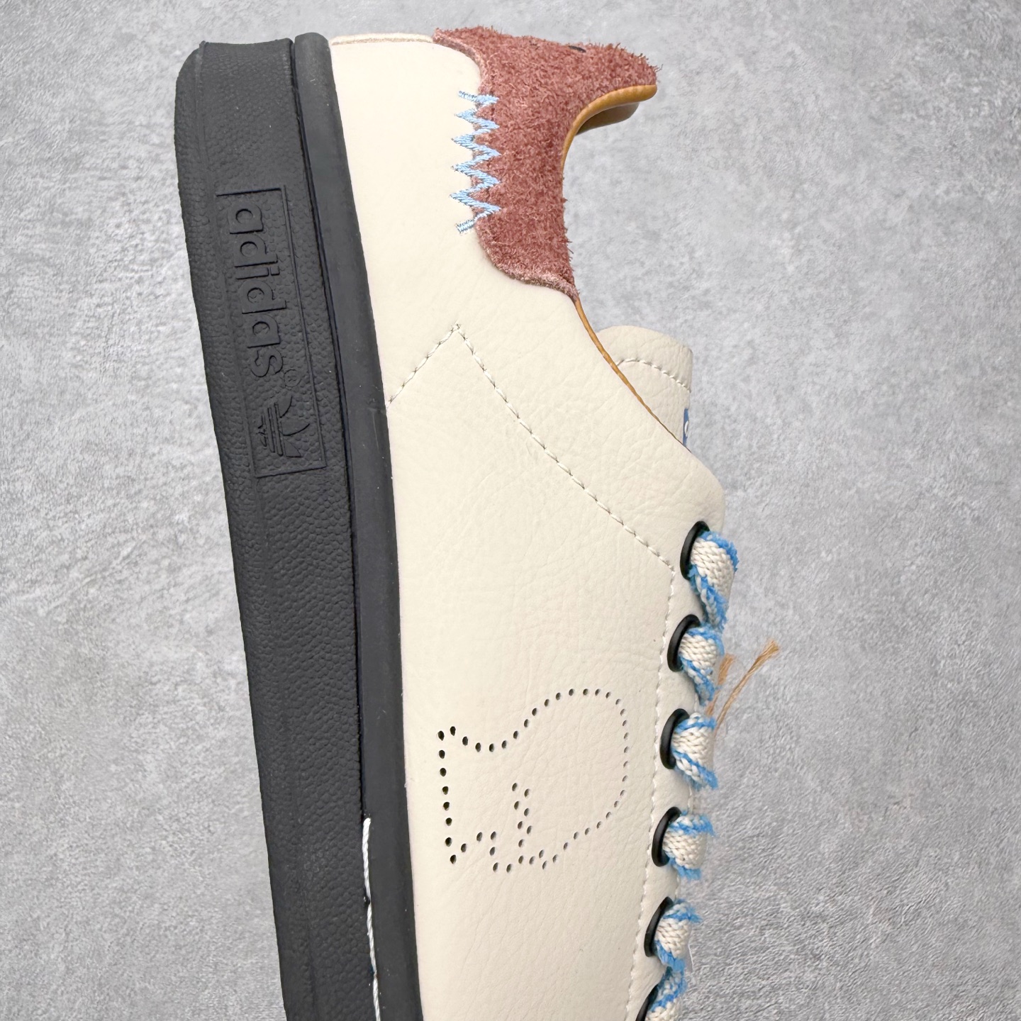 图片[6]-＃HZ Brain Dead x AD Originals STAN SMITH 史密斯时尚舒适耐磨低帮板鞋 男女同款 脑死亡联名米棕 IH3432 此番依旧以阿迪经典的网球鞋型Stan Smith为蓝本，向传奇温布尔登冠军致敬。Brain Dead主理人Kyle Ng再次开晒，率先亮相的是一双纯白皮革搭配橡胶外底配色，鞋舌处印有灰色的\\\”adidas Stan Smith\\\”以及\\\”Brain Dead\\\”脑死亡经典头像，鞋带孔则以蓝色呈现，颜值不低。另一双浅粉色版本实物完整曝光，整体以粉色搭配深棕色大底，鞋带处抓毛做旧的设计辨识度拉满，后跟采用绿色翻毛材质打造。尺码：36 36.5 37.5 38 38.5 39 40 40.5 41 42 42.5 43 44 44.5 45-选品中心