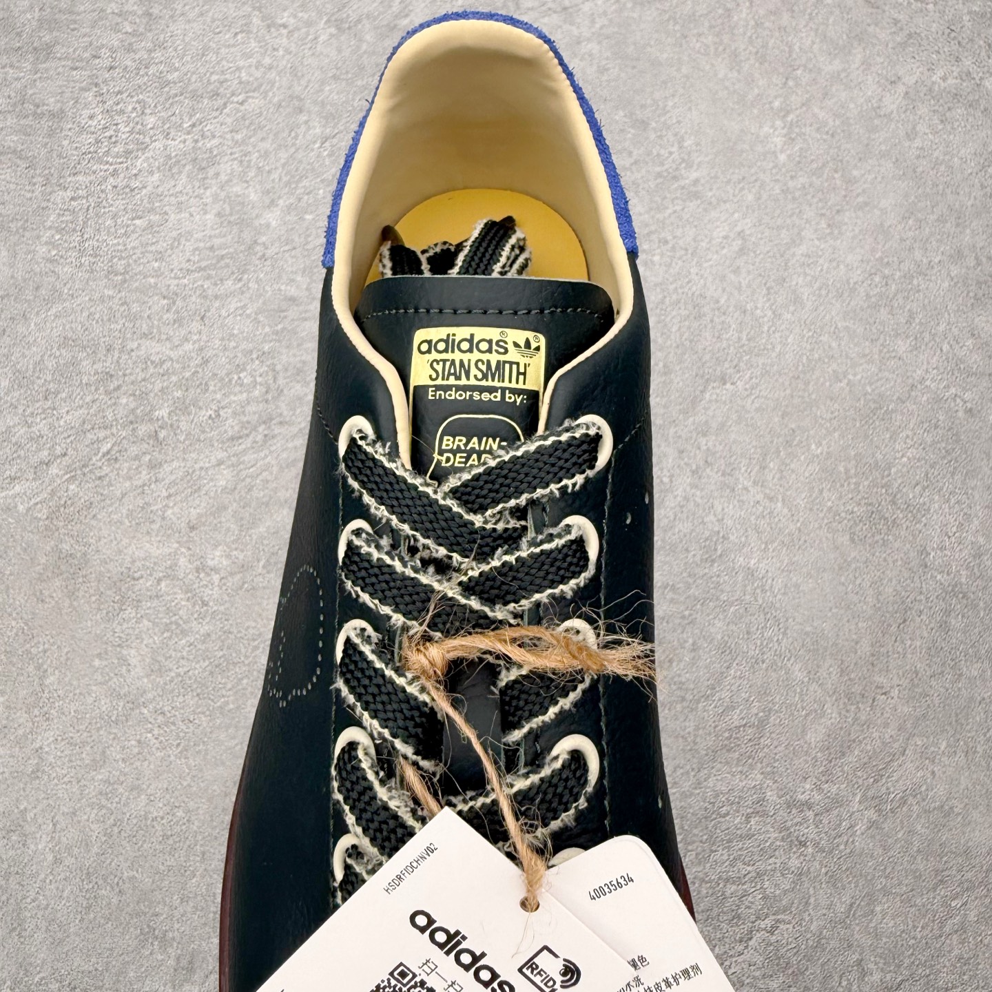 图片[5]-＃HZ Brain Dead x AD Originals STAN SMITH 史密斯时尚舒适耐磨低帮板鞋 男女同款 脑死亡联名绿色 IH3433 此番依旧以阿迪经典的网球鞋型Stan Smith为蓝本，向传奇温布尔登冠军致敬。Brain Dead主理人Kyle Ng再次开晒，率先亮相的是一双纯白皮革搭配橡胶外底配色，鞋舌处印有灰色的\\\”adidas Stan Smith\\\”以及\\\”Brain Dead\\\”脑死亡经典头像，鞋带孔则以蓝色呈现，颜值不低。另一双浅粉色版本实物完整曝光，整体以粉色搭配深棕色大底，鞋带处抓毛做旧的设计辨识度拉满，后跟采用绿色翻毛材质打造。尺码：36 36.5 37.5 38 38.5 39 40 40.5 41 42 42.5 43 44 44.5 45-选品中心