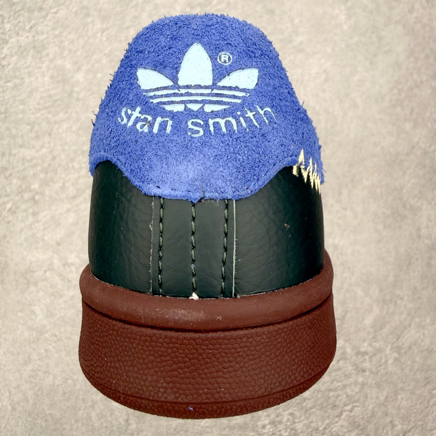 图片[8]-＃HZ Brain Dead x AD Originals STAN SMITH 史密斯时尚舒适耐磨低帮板鞋 男女同款 脑死亡联名绿色 IH3433 此番依旧以阿迪经典的网球鞋型Stan Smith为蓝本，向传奇温布尔登冠军致敬。Brain Dead主理人Kyle Ng再次开晒，率先亮相的是一双纯白皮革搭配橡胶外底配色，鞋舌处印有灰色的\\\”adidas Stan Smith\\\”以及\\\”Brain Dead\\\”脑死亡经典头像，鞋带孔则以蓝色呈现，颜值不低。另一双浅粉色版本实物完整曝光，整体以粉色搭配深棕色大底，鞋带处抓毛做旧的设计辨识度拉满，后跟采用绿色翻毛材质打造。尺码：36 36.5 37.5 38 38.5 39 40 40.5 41 42 42.5 43 44 44.5 45-选品中心