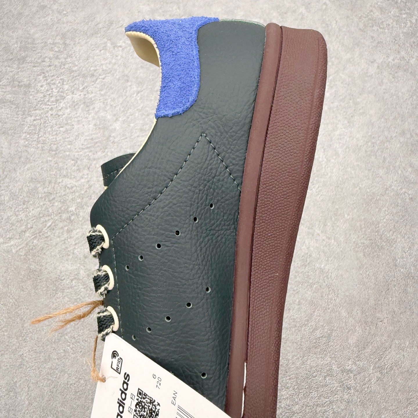 图片[7]-＃HZ Brain Dead x AD Originals STAN SMITH 史密斯时尚舒适耐磨低帮板鞋 男女同款 脑死亡联名绿色 IH3433 此番依旧以阿迪经典的网球鞋型Stan Smith为蓝本，向传奇温布尔登冠军致敬。Brain Dead主理人Kyle Ng再次开晒，率先亮相的是一双纯白皮革搭配橡胶外底配色，鞋舌处印有灰色的\\\”adidas Stan Smith\\\”以及\\\”Brain Dead\\\”脑死亡经典头像，鞋带孔则以蓝色呈现，颜值不低。另一双浅粉色版本实物完整曝光，整体以粉色搭配深棕色大底，鞋带处抓毛做旧的设计辨识度拉满，后跟采用绿色翻毛材质打造。尺码：36 36.5 37.5 38 38.5 39 40 40.5 41 42 42.5 43 44 44.5 45-选品中心
