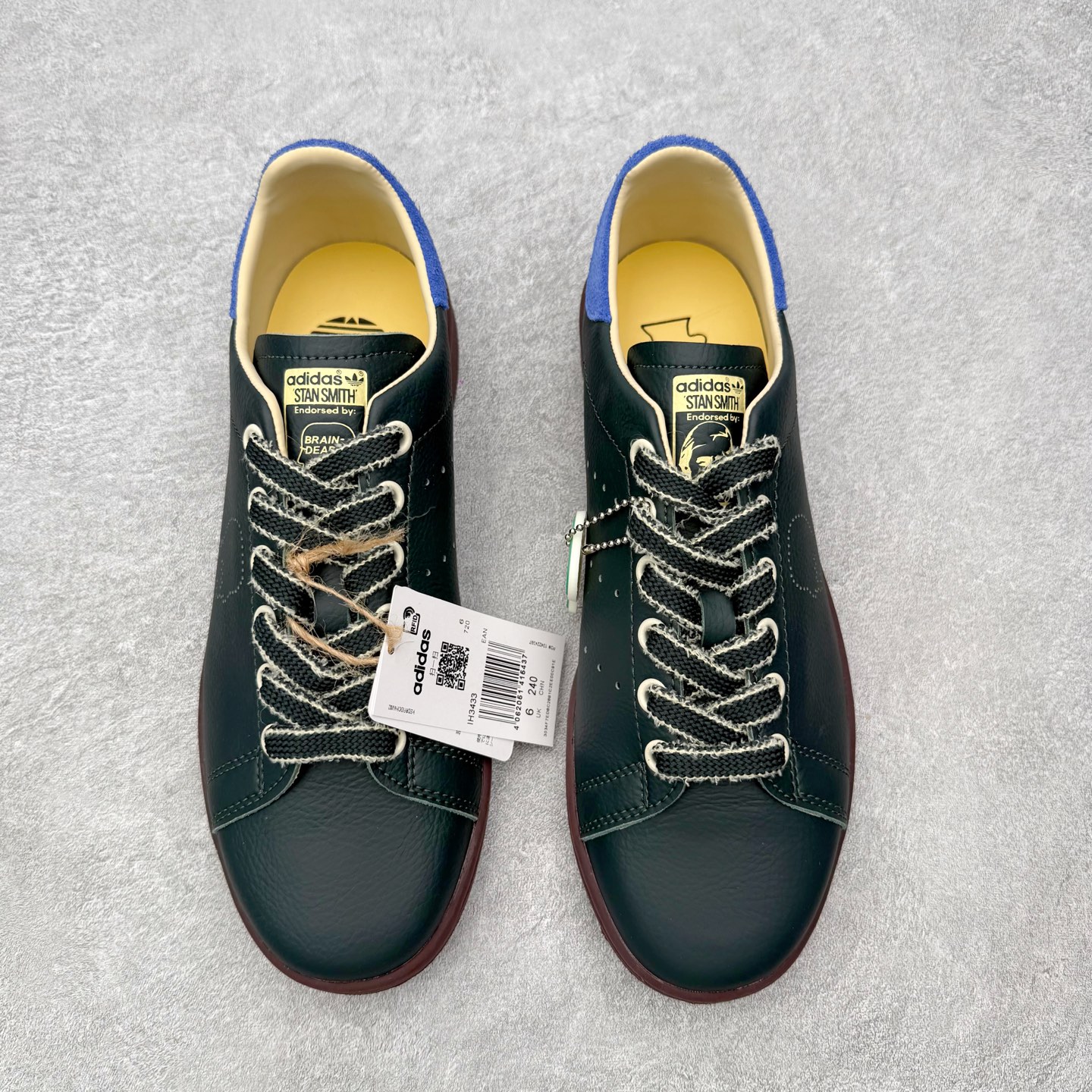 图片[2]-＃HZ Brain Dead x AD Originals STAN SMITH 史密斯时尚舒适耐磨低帮板鞋 男女同款 脑死亡联名绿色 IH3433 此番依旧以阿迪经典的网球鞋型Stan Smith为蓝本，向传奇温布尔登冠军致敬。Brain Dead主理人Kyle Ng再次开晒，率先亮相的是一双纯白皮革搭配橡胶外底配色，鞋舌处印有灰色的\\\”adidas Stan Smith\\\”以及\\\”Brain Dead\\\”脑死亡经典头像，鞋带孔则以蓝色呈现，颜值不低。另一双浅粉色版本实物完整曝光，整体以粉色搭配深棕色大底，鞋带处抓毛做旧的设计辨识度拉满，后跟采用绿色翻毛材质打造。尺码：36 36.5 37.5 38 38.5 39 40 40.5 41 42 42.5 43 44 44.5 45-选品中心