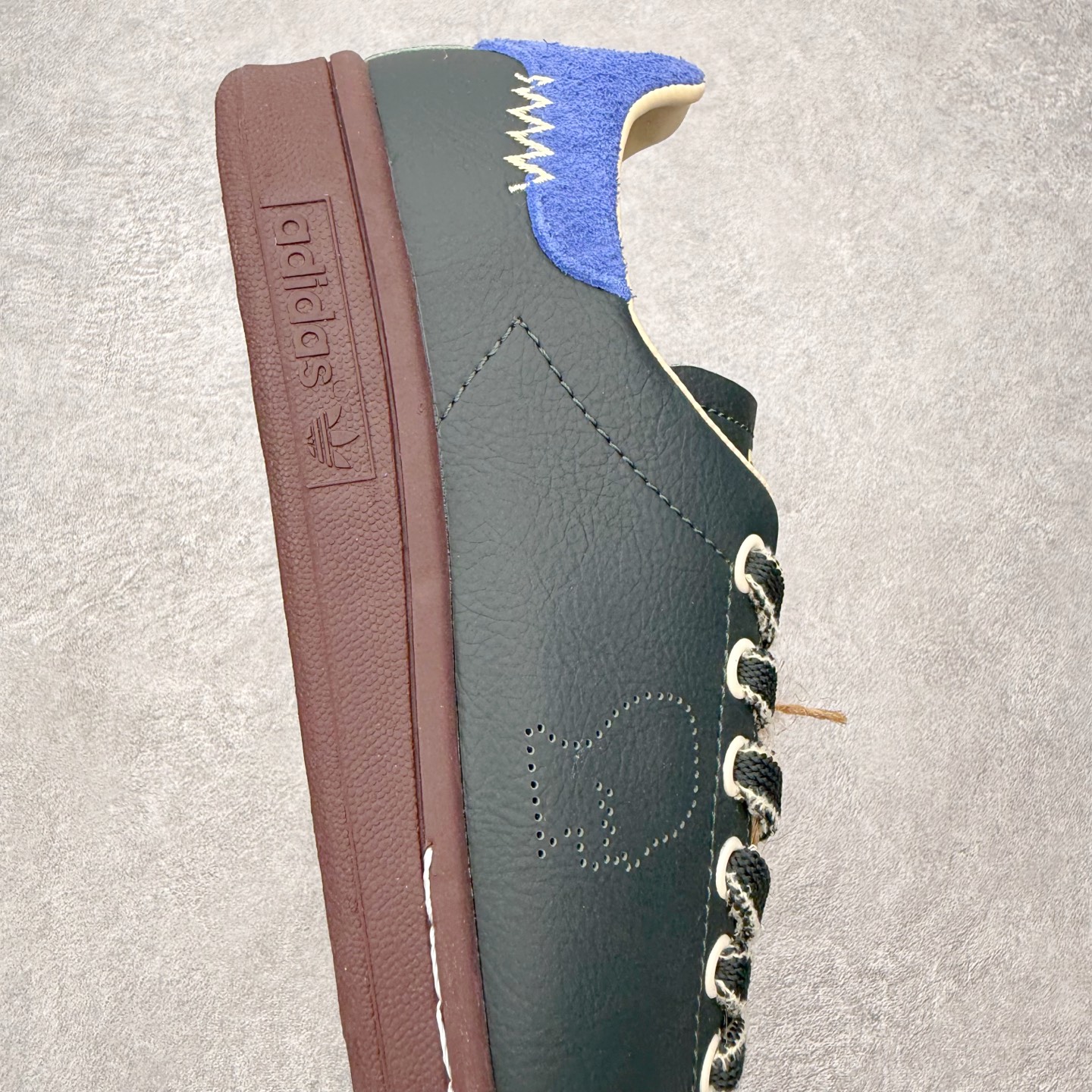 图片[6]-＃HZ Brain Dead x AD Originals STAN SMITH 史密斯时尚舒适耐磨低帮板鞋 男女同款 脑死亡联名绿色 IH3433 此番依旧以阿迪经典的网球鞋型Stan Smith为蓝本，向传奇温布尔登冠军致敬。Brain Dead主理人Kyle Ng再次开晒，率先亮相的是一双纯白皮革搭配橡胶外底配色，鞋舌处印有灰色的\\\”adidas Stan Smith\\\”以及\\\”Brain Dead\\\”脑死亡经典头像，鞋带孔则以蓝色呈现，颜值不低。另一双浅粉色版本实物完整曝光，整体以粉色搭配深棕色大底，鞋带处抓毛做旧的设计辨识度拉满，后跟采用绿色翻毛材质打造。尺码：36 36.5 37.5 38 38.5 39 40 40.5 41 42 42.5 43 44 44.5 45-选品中心