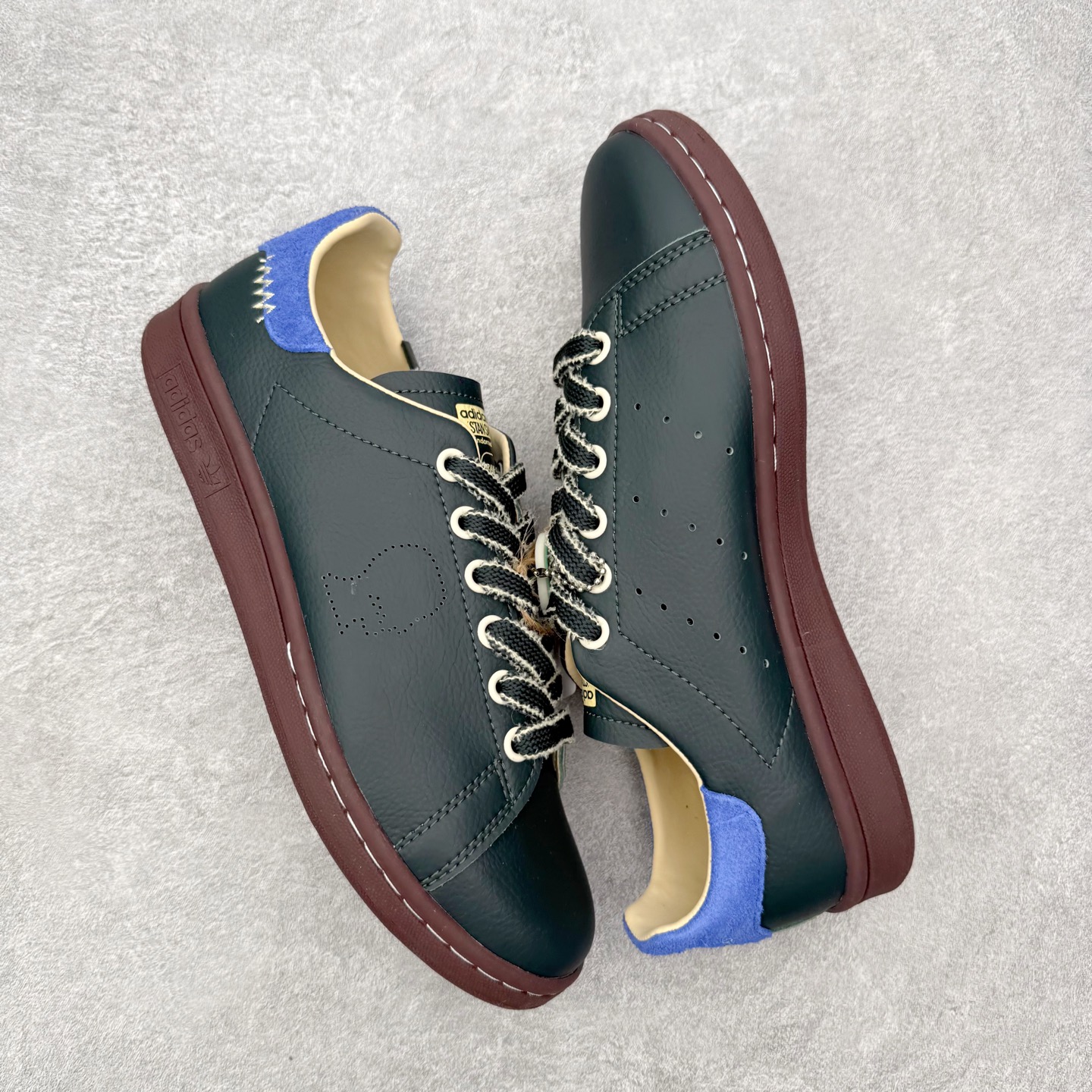 图片[3]-＃HZ Brain Dead x AD Originals STAN SMITH 史密斯时尚舒适耐磨低帮板鞋 男女同款 脑死亡联名绿色 IH3433 此番依旧以阿迪经典的网球鞋型Stan Smith为蓝本，向传奇温布尔登冠军致敬。Brain Dead主理人Kyle Ng再次开晒，率先亮相的是一双纯白皮革搭配橡胶外底配色，鞋舌处印有灰色的\\\”adidas Stan Smith\\\”以及\\\”Brain Dead\\\”脑死亡经典头像，鞋带孔则以蓝色呈现，颜值不低。另一双浅粉色版本实物完整曝光，整体以粉色搭配深棕色大底，鞋带处抓毛做旧的设计辨识度拉满，后跟采用绿色翻毛材质打造。尺码：36 36.5 37.5 38 38.5 39 40 40.5 41 42 42.5 43 44 44.5 45-选品中心