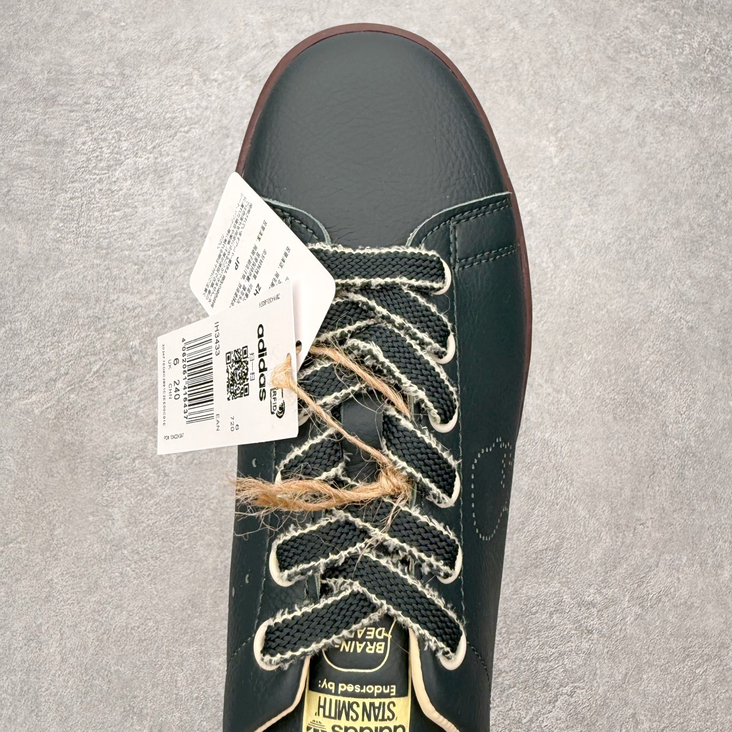 图片[4]-＃HZ Brain Dead x AD Originals STAN SMITH 史密斯时尚舒适耐磨低帮板鞋 男女同款 脑死亡联名绿色 IH3433 此番依旧以阿迪经典的网球鞋型Stan Smith为蓝本，向传奇温布尔登冠军致敬。Brain Dead主理人Kyle Ng再次开晒，率先亮相的是一双纯白皮革搭配橡胶外底配色，鞋舌处印有灰色的\\\”adidas Stan Smith\\\”以及\\\”Brain Dead\\\”脑死亡经典头像，鞋带孔则以蓝色呈现，颜值不低。另一双浅粉色版本实物完整曝光，整体以粉色搭配深棕色大底，鞋带处抓毛做旧的设计辨识度拉满，后跟采用绿色翻毛材质打造。尺码：36 36.5 37.5 38 38.5 39 40 40.5 41 42 42.5 43 44 44.5 45-选品中心