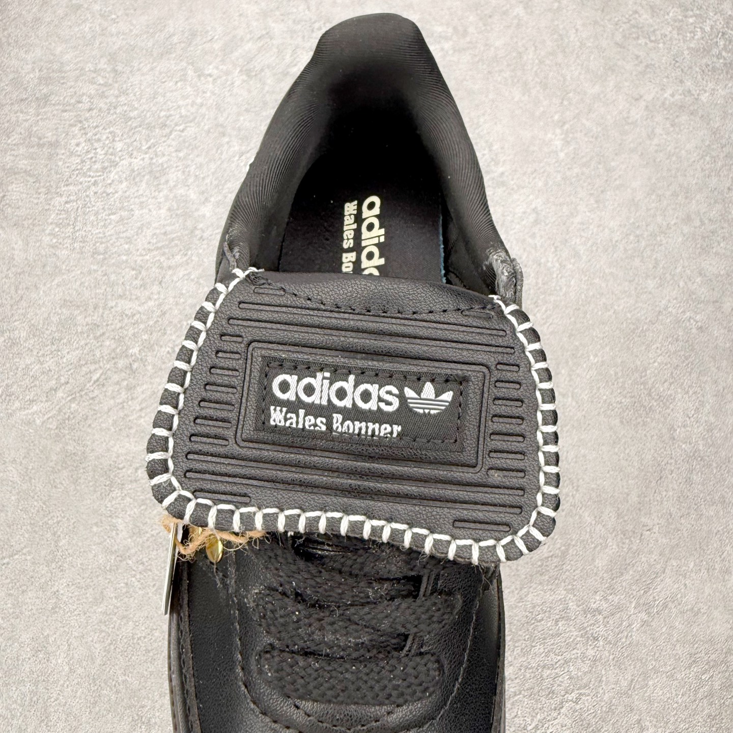 图片[5]-＃HZ AD Original Samba OG 桑巴复古经典轻便板鞋 IG4303 口碑大厂出品 全网最全AD系列 品控大底版型不断改良更新 全套原纸板楦头开发 确保原汁原味 完美呈现桑巴版型 一比一鞋头弧度高度鞋身弧度 此版本只针对中端市场 皮料材质有所更替 其他数据细节工艺流程均保持一致 绝不口嗨 细节品控鞋型随意对比 正确烫金高频细节 原装纳米超迁皮料 独家私模橡胶大底 原盒原配 这款桑巴鞋展示了高质量的工艺 带有装饰的超锁缝制和无缝的手感 柔软、柔软的皮革造型和标志性的3条纹完成了精致的外观 正规合身鞋带 鞋面上有绒面鞋垫 橡胶鞋底 享受正畸套筒软感 自50年代首次亮相以来就一直在赢得粉丝的青睐 尺码：36 36.5 37.5 38 38.5 39 40 40.5 41 42 42.5 43 44 44.5 45-选品中心