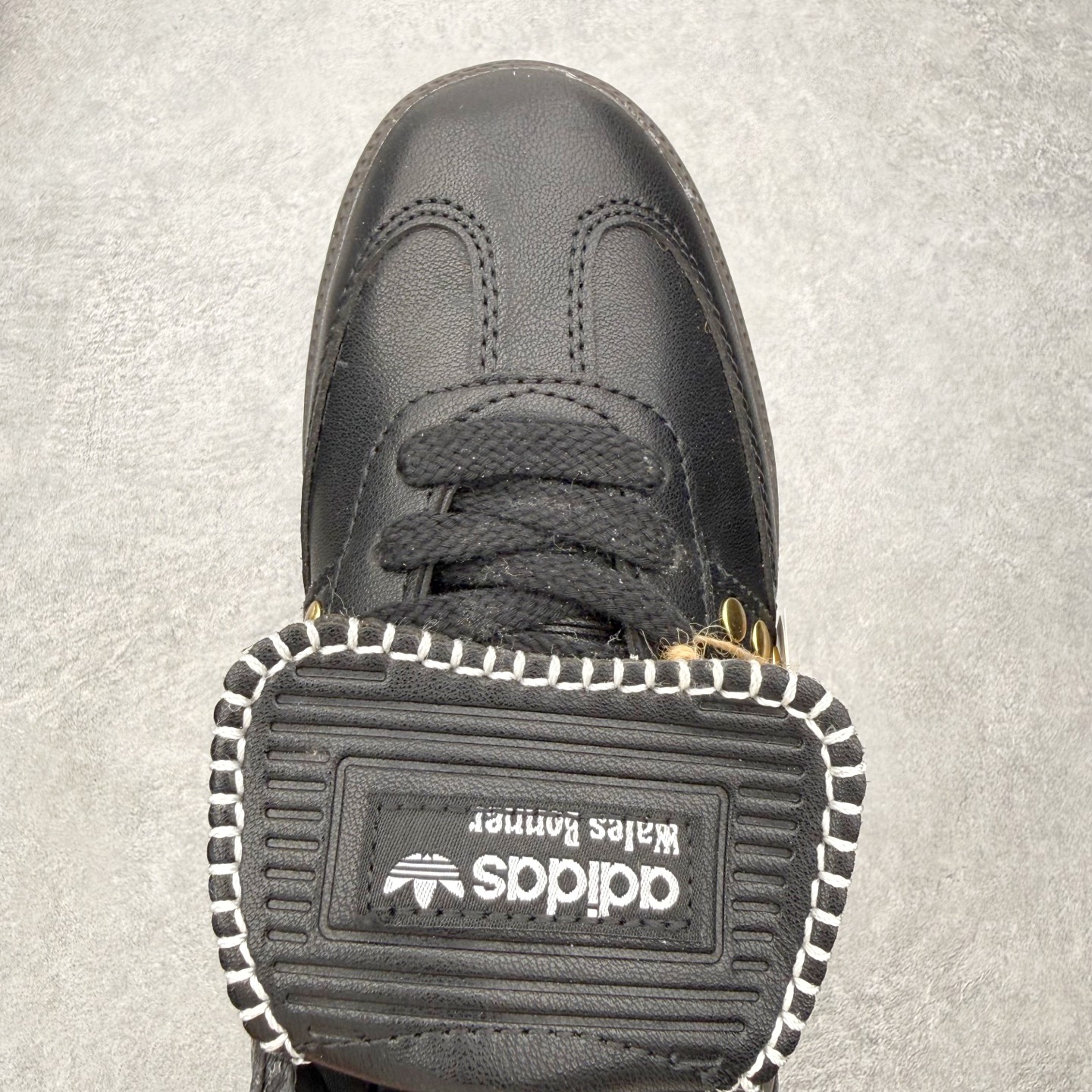 图片[4]-＃HZ AD Original Samba OG 桑巴复古经典轻便板鞋 IG4303 口碑大厂出品 全网最全AD系列 品控大底版型不断改良更新 全套原纸板楦头开发 确保原汁原味 完美呈现桑巴版型 一比一鞋头弧度高度鞋身弧度 此版本只针对中端市场 皮料材质有所更替 其他数据细节工艺流程均保持一致 绝不口嗨 细节品控鞋型随意对比 正确烫金高频细节 原装纳米超迁皮料 独家私模橡胶大底 原盒原配 这款桑巴鞋展示了高质量的工艺 带有装饰的超锁缝制和无缝的手感 柔软、柔软的皮革造型和标志性的3条纹完成了精致的外观 正规合身鞋带 鞋面上有绒面鞋垫 橡胶鞋底 享受正畸套筒软感 自50年代首次亮相以来就一直在赢得粉丝的青睐 尺码：36 36.5 37.5 38 38.5 39 40 40.5 41 42 42.5 43 44 44.5 45-选品中心