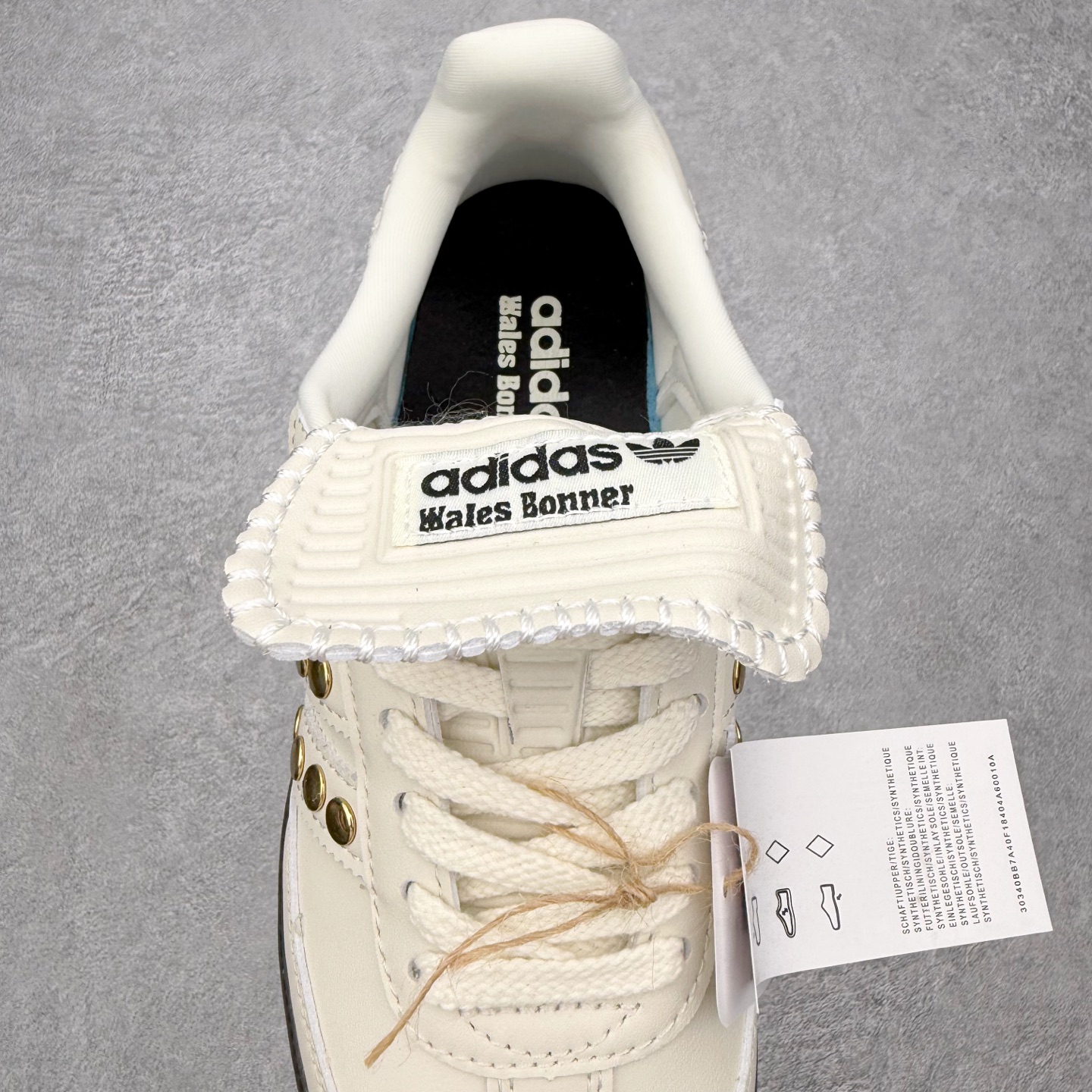 图片[5]-＃HZ AD Original Samba OG 桑巴复古经典轻便板鞋 IG4304 口碑大厂出品 全网最全AD系列 品控大底版型不断改良更新 全套原纸板楦头开发 确保原汁原味 完美呈现桑巴版型 一比一鞋头弧度高度鞋身弧度 此版本只针对中端市场 皮料材质有所更替 其他数据细节工艺流程均保持一致 绝不口嗨 细节品控鞋型随意对比 正确烫金高频细节 原装纳米超迁皮料 独家私模橡胶大底 原盒原配 这款桑巴鞋展示了高质量的工艺 带有装饰的超锁缝制和无缝的手感 柔软、柔软的皮革造型和标志性的3条纹完成了精致的外观 正规合身鞋带 鞋面上有绒面鞋垫 橡胶鞋底 享受正畸套筒软感 自50年代首次亮相以来就一直在赢得粉丝的青睐 尺码：36 36.5 37.5 38 38.5 39 40 40.5 41 42 42.5 43 44 44.5 45-选品中心