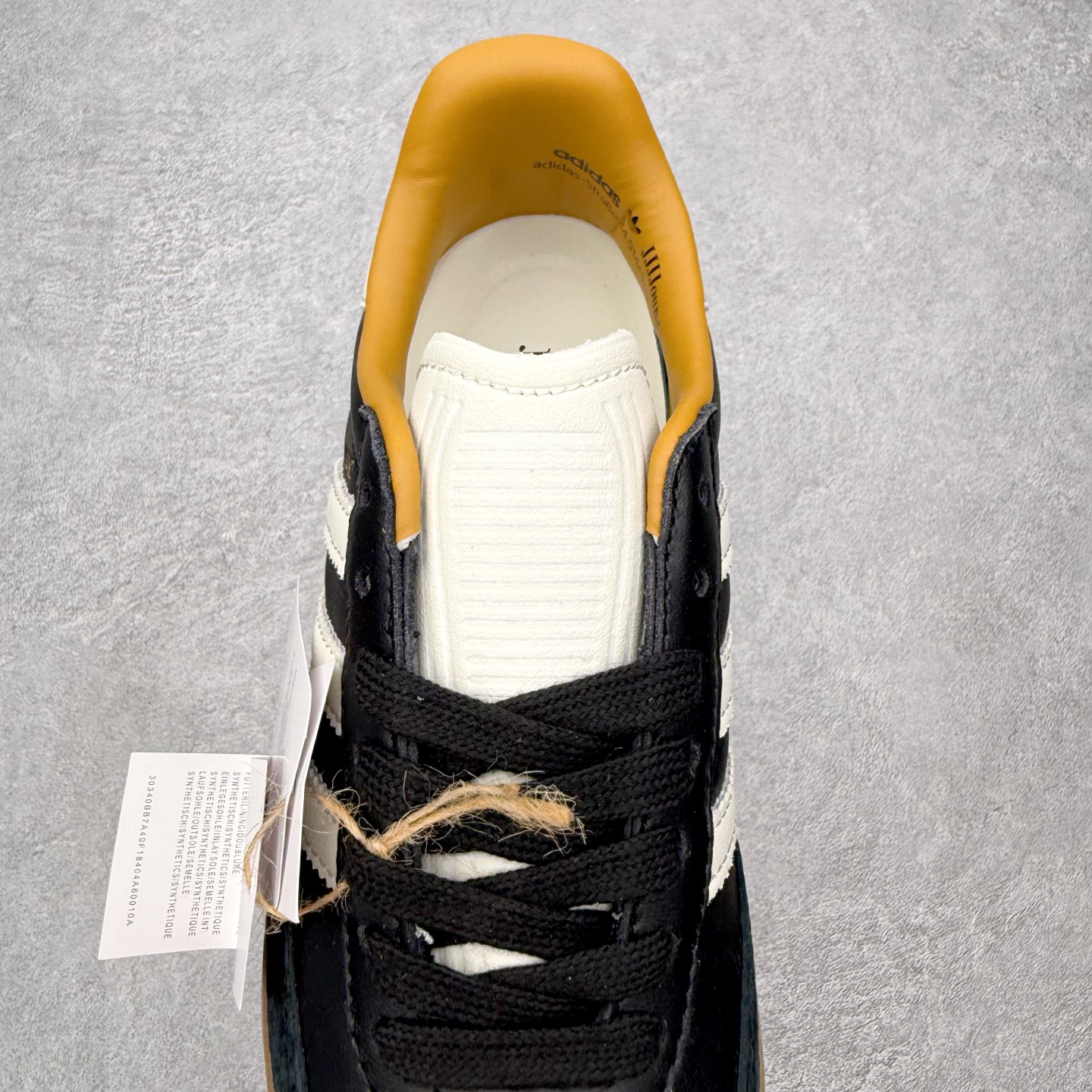 图片[5]-＃HZ AD Original Samba OG 桑巴复古经典轻便板鞋 ID8707 口碑大厂出品 全网最全AD系列 品控大底版型不断改良更新 全套原纸板楦头开发 确保原汁原味 完美呈现桑巴版型 一比一鞋头弧度高度鞋身弧度 此版本只针对中端市场 皮料材质有所更替 其他数据细节工艺流程均保持一致 绝不口嗨 细节品控鞋型随意对比 正确烫金高频细节 原装纳米超迁皮料 独家私模橡胶大底 原盒原配 这款桑巴鞋展示了高质量的工艺 带有装饰的超锁缝制和无缝的手感 柔软、柔软的皮革造型和标志性的3条纹完成了精致的外观 正规合身鞋带 鞋面上有绒面鞋垫 橡胶鞋底 享受正畸套筒软感 自50年代首次亮相以来就一直在赢得粉丝的青睐 尺码：36 36.5 37.5 38 38.5 39 40 40.5 41 42 42.5 43 44 44.5 45-选品中心